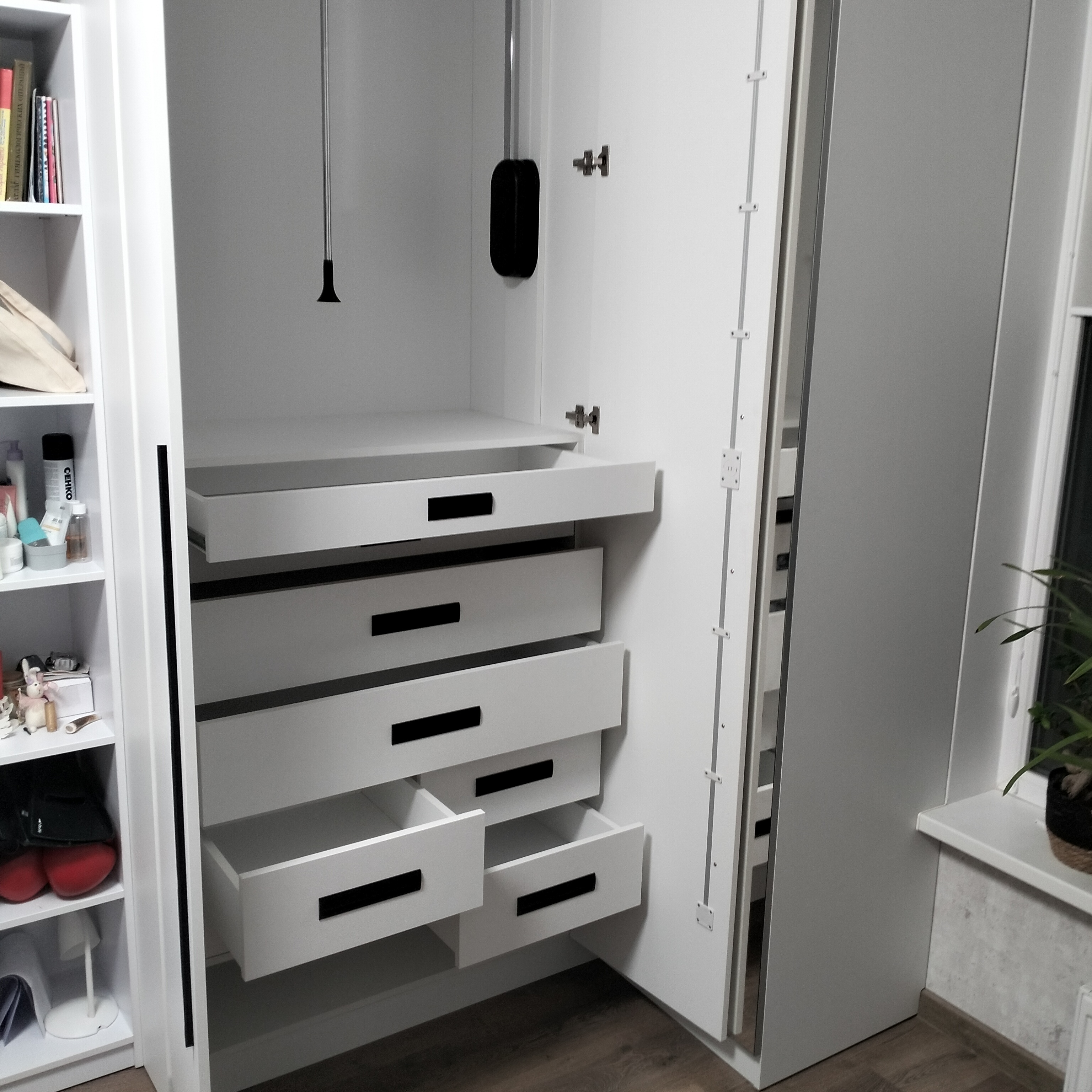 Фото шафа розпашна