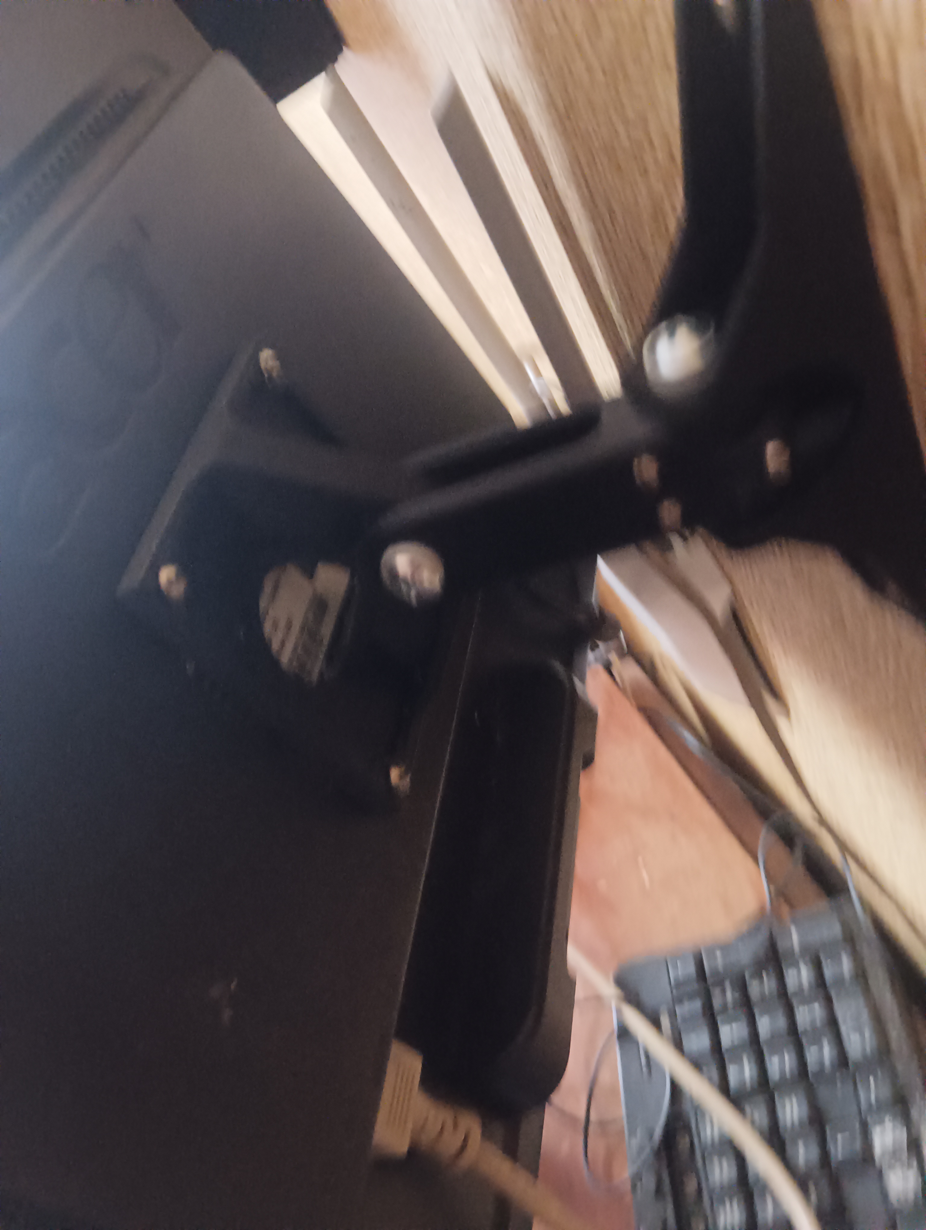 Фото кріплення монітору на стіну