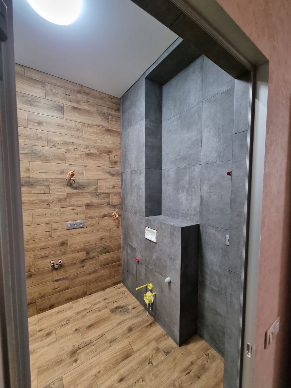 Фото Штукатурні роботи. Укладання плитки різних розмірів, в тому числі мозаїки. Облаштування душового піддону, монтаж теплої підлоги, монтаж вентилятору, монтаж люка з плитки. 