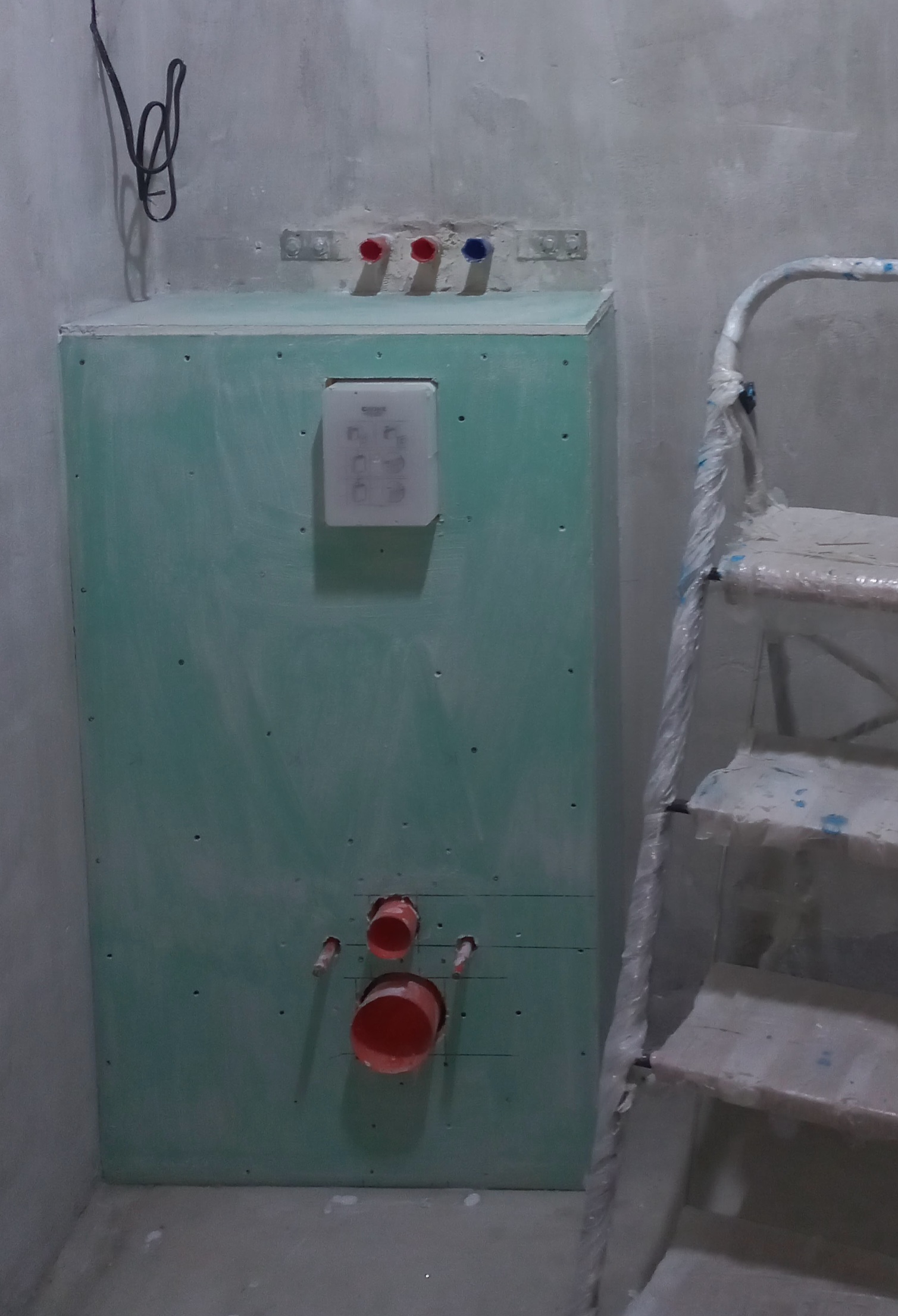 Фото зашивка инсталяций, 1 слой OSB плита,2 слой влагостойкий гипсокартон 