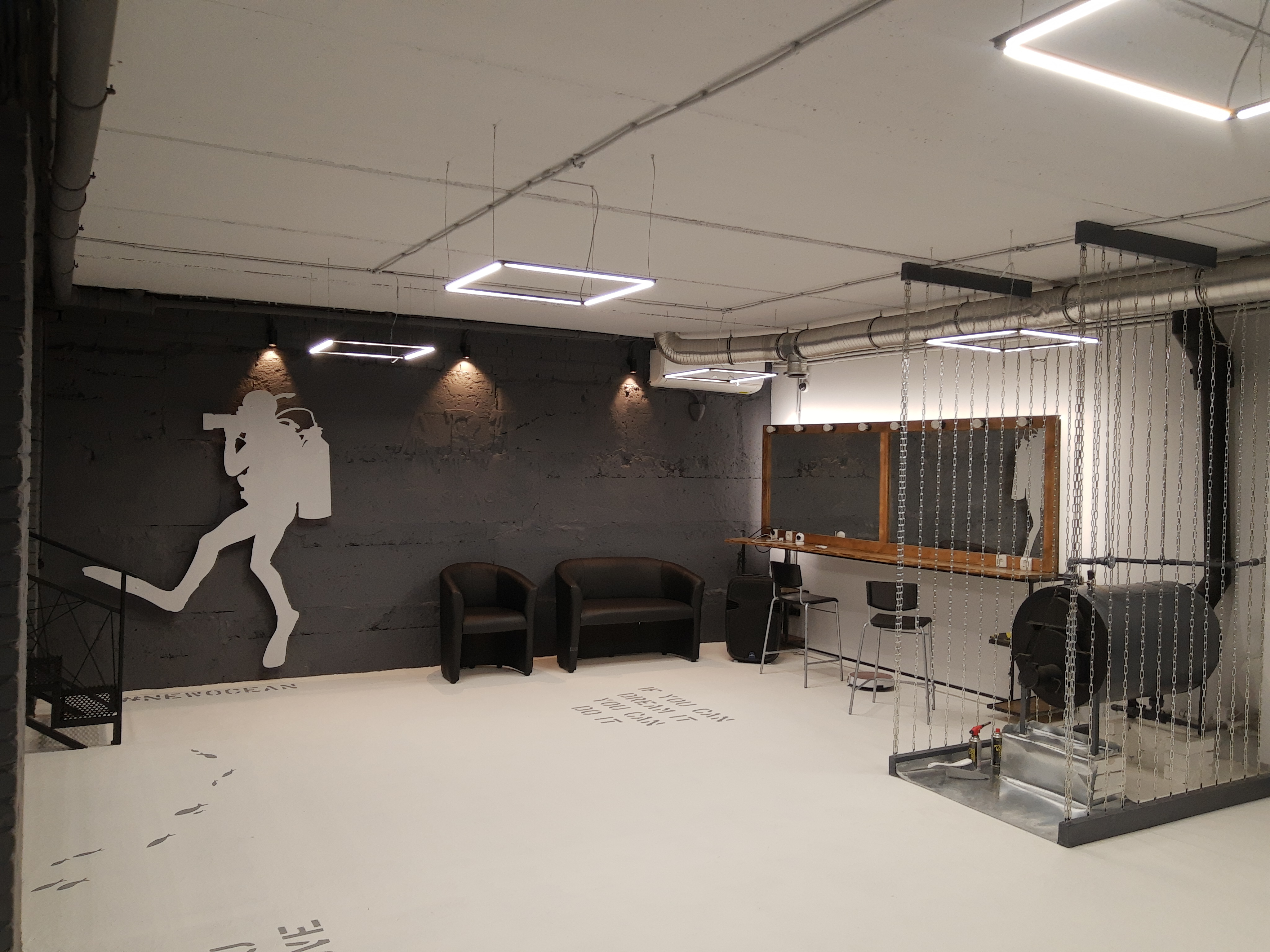 Фото СТО превратилось в фотостудию.
Цементную стяжку пола восстановил и  покрасил.
Стены покрасили. 