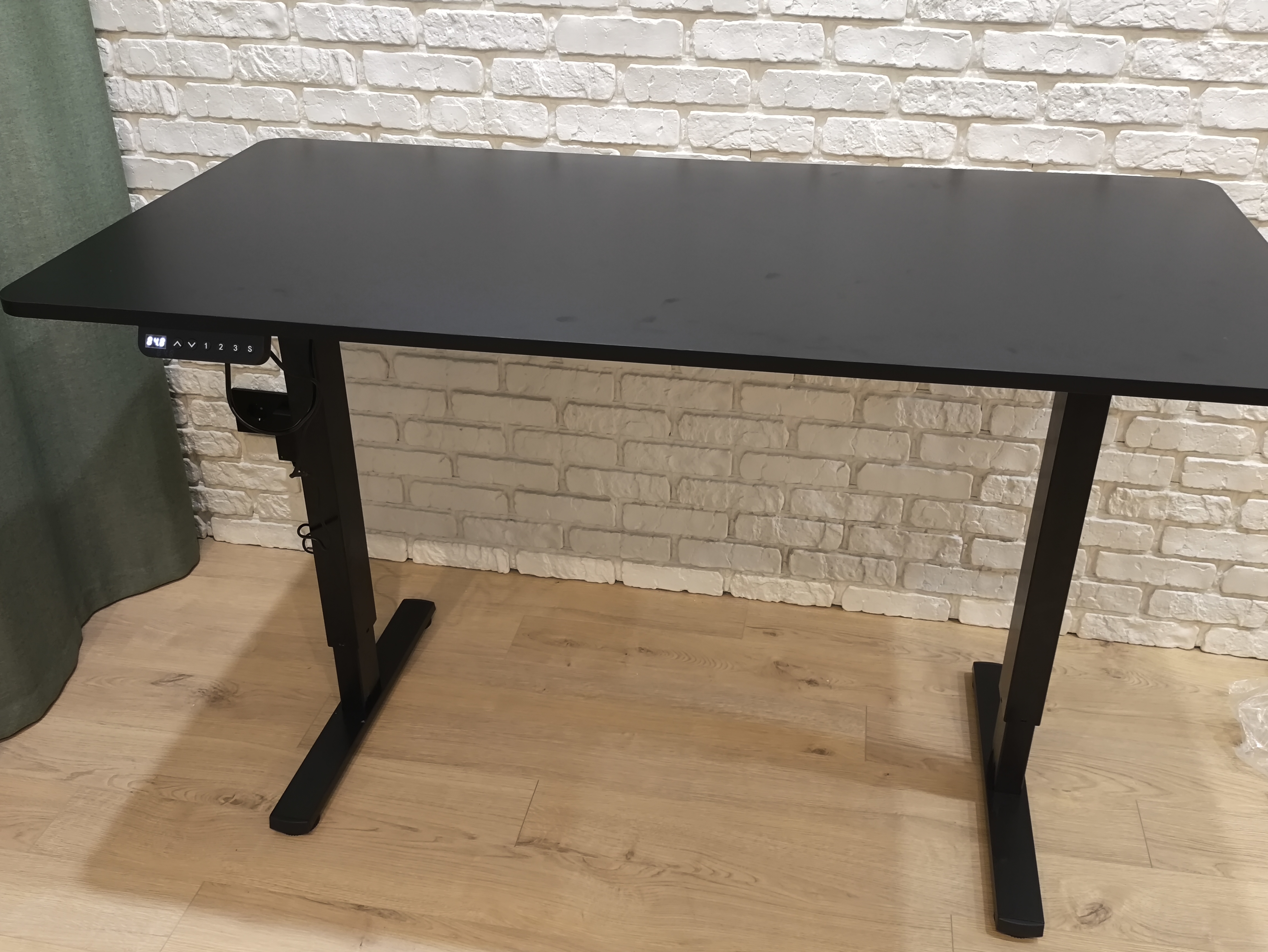 Фото Збірка електричного геймерського столу 