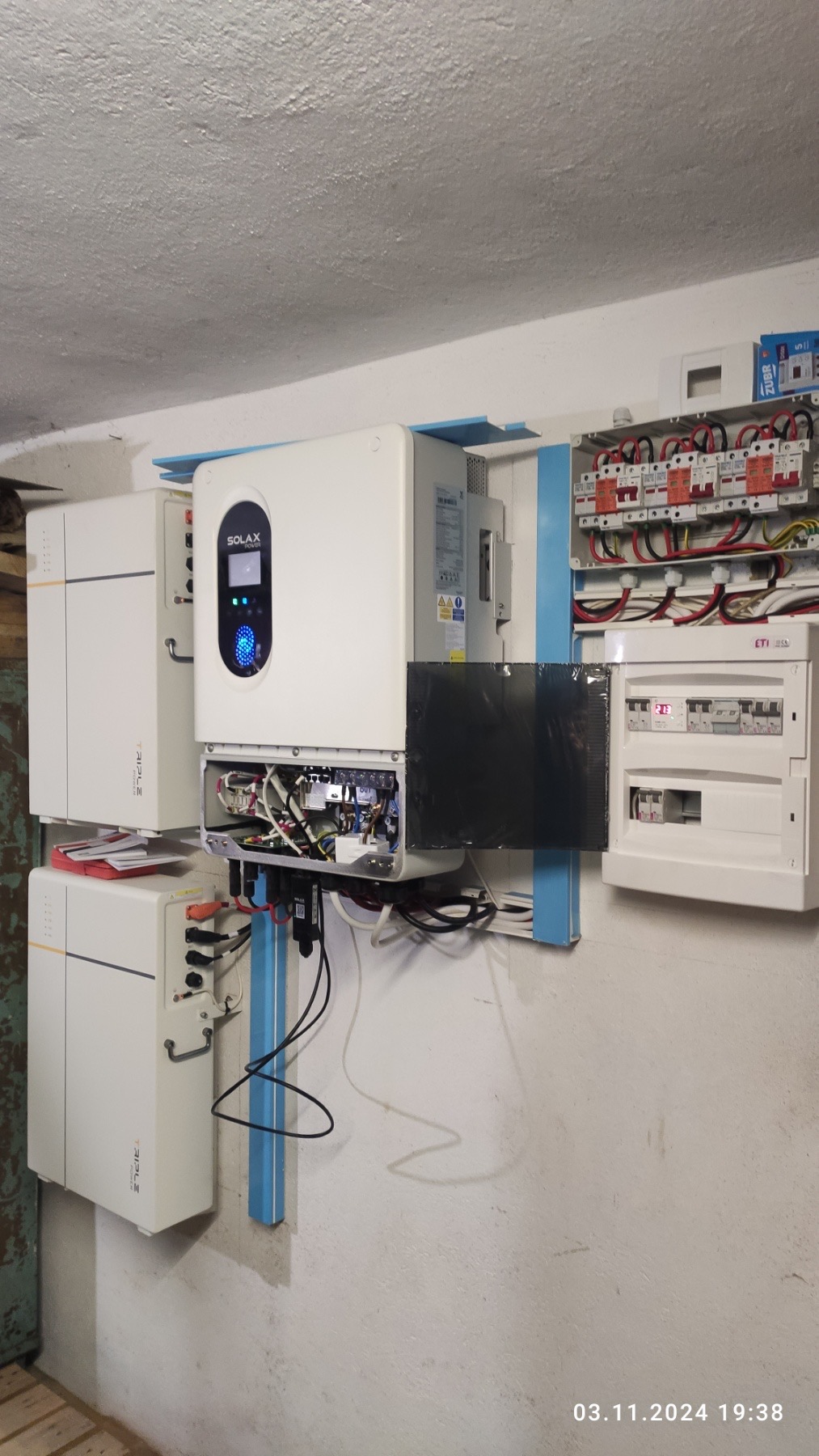 Фото Монтаж гібридного інвертора, акумуляторів та щита захисту