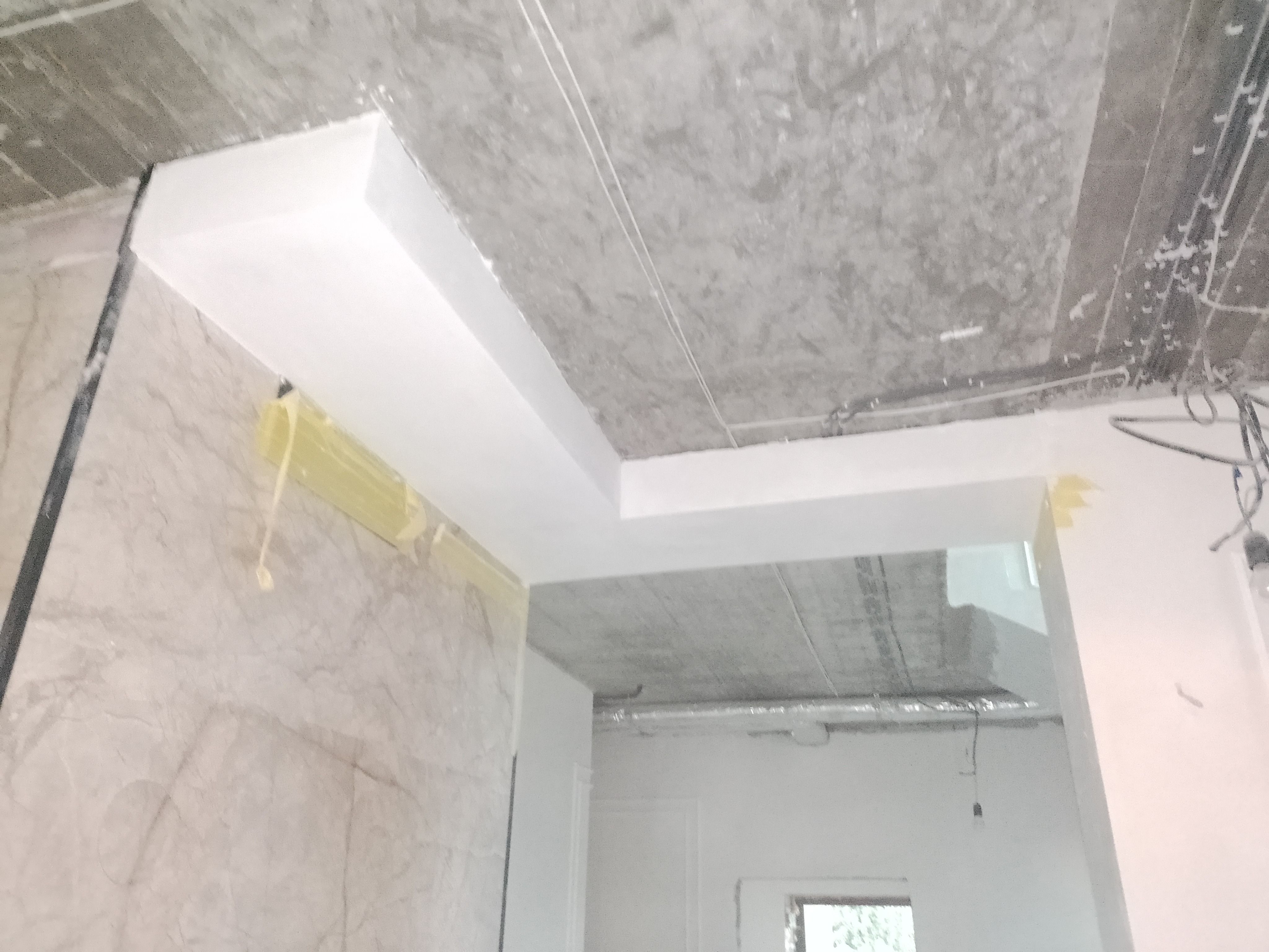 Фото короб з гіпсокартону підготовлений під фарбування 