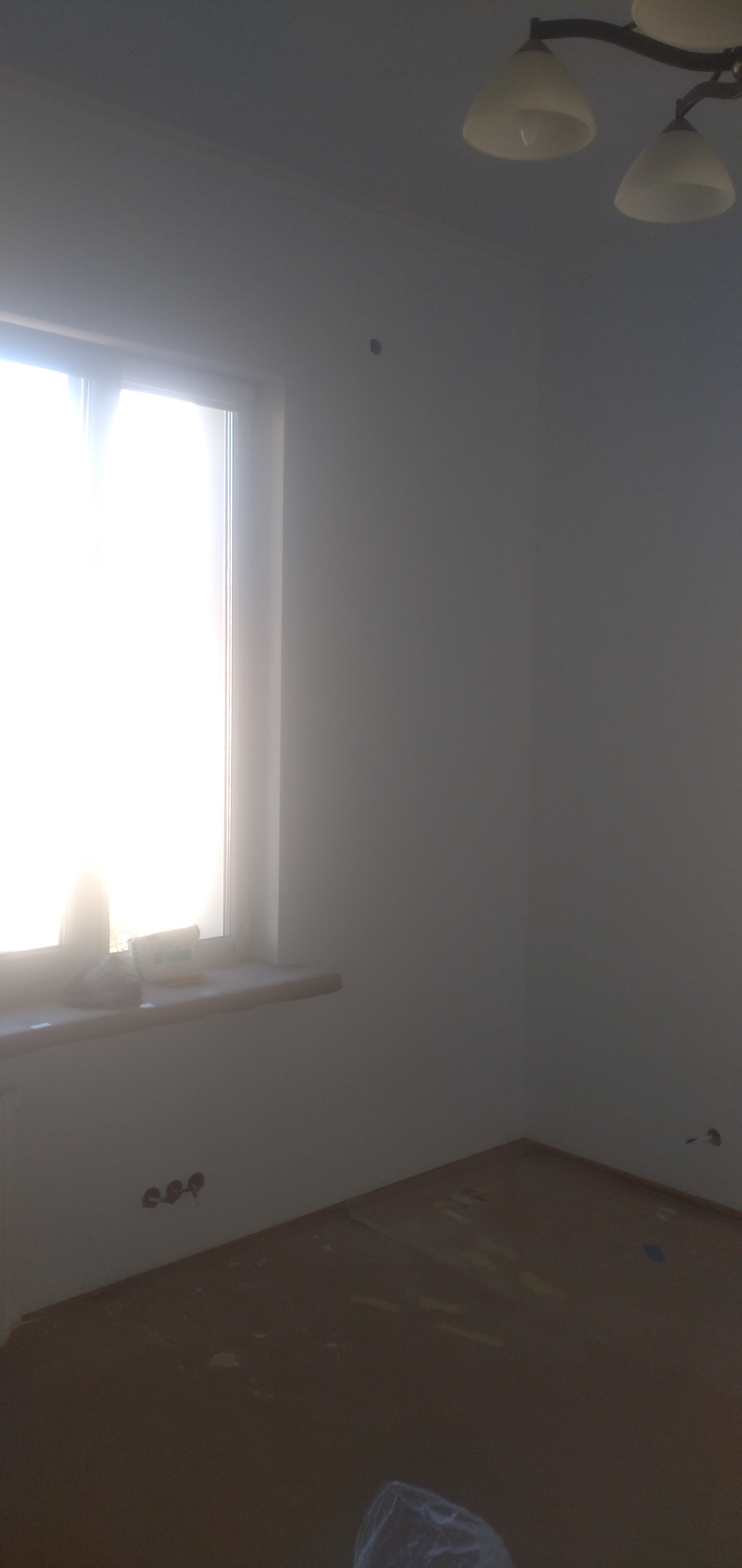 Фото Фарбування з темних шпалер у світлий 3шари