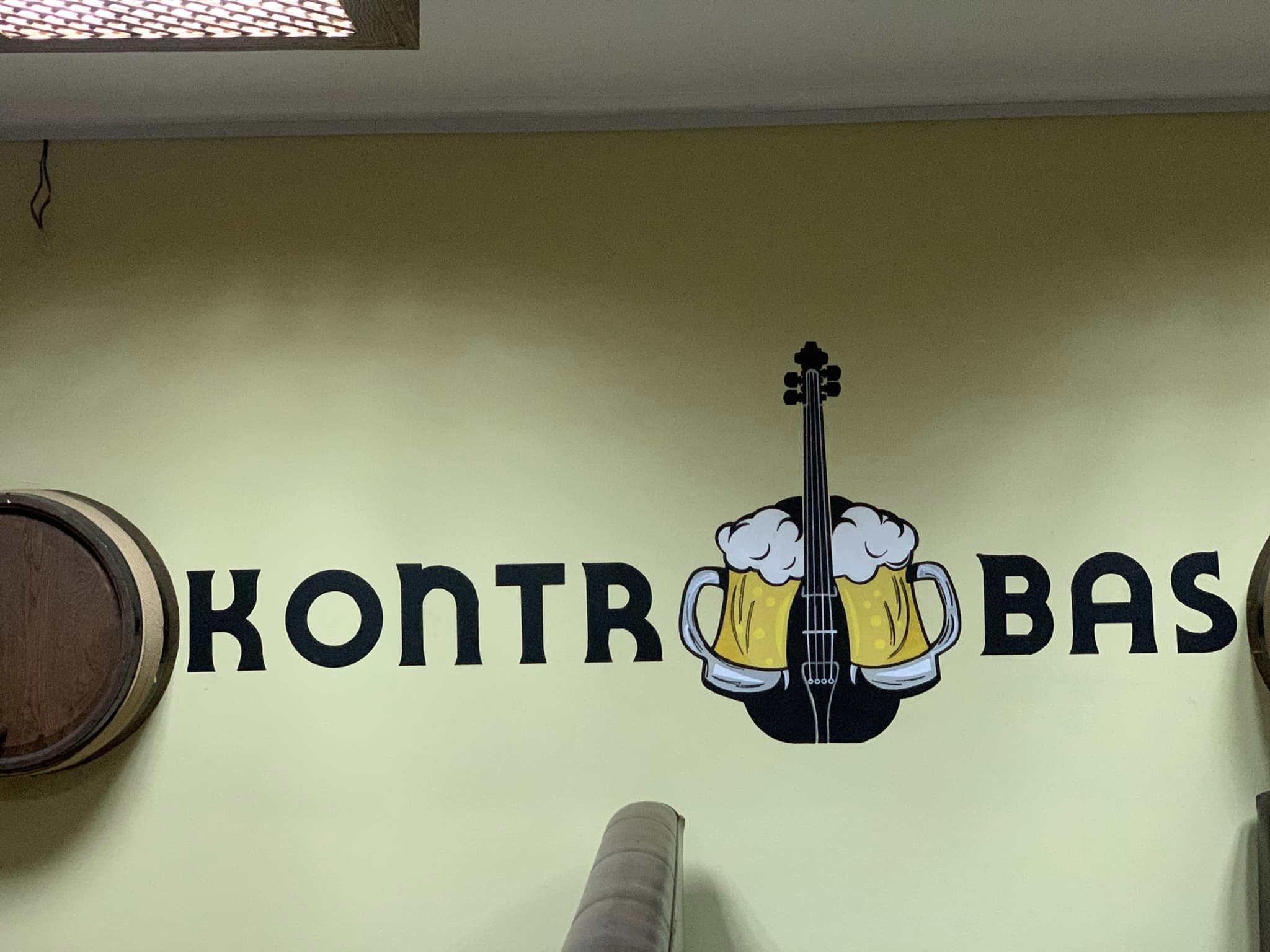 Фото Брендування стіни бару. Наневення логотипу акриловою фарбою.