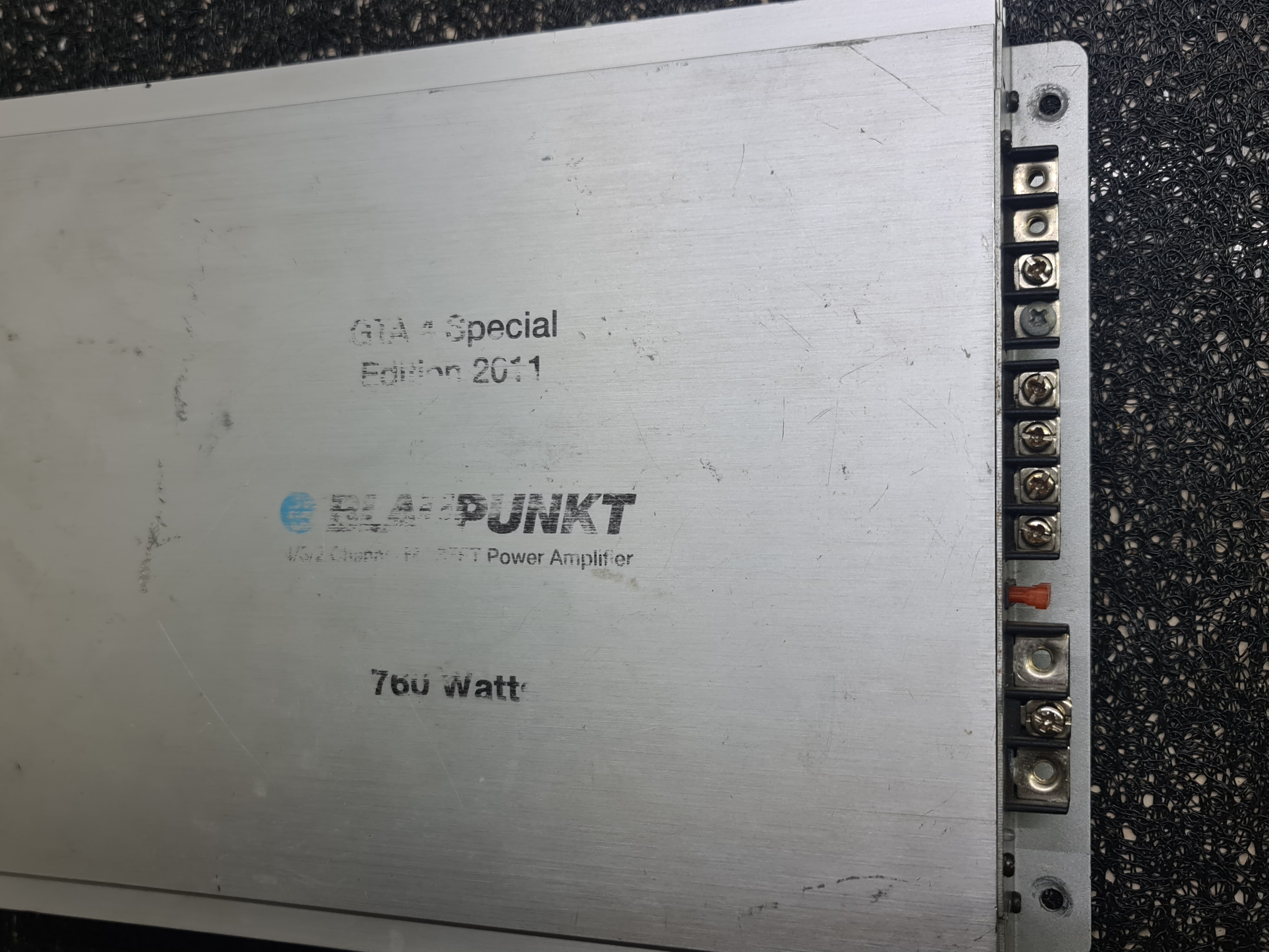 Фото Ремонт автомобільного підсилювача Blaupunkt 760W 4
Проведено діагностику та ремонт автомобільного підсилювача Blaupunkt 760W 4. Причиною несправності став вихід з ладу елементів імпульсного блоку живлення, через що підсилювач не запускався та не виходив у робочий режим. Виконано ремонт блоку живлення із заміною несправних компонентів, перевіркою силових ланцюгів та контрольним тестуванням.
Виконані роботи:
Діагностика несправності.
Ремонт імпульсного блоку живлення.
Заміна несправних силових компонентів.
Перевірка параметрів живлення та захисних схем.
Тестування під навантаженням.
Після ремонту підсилювач повністю відновив працездатність та стабільно працює у всіх режимах.