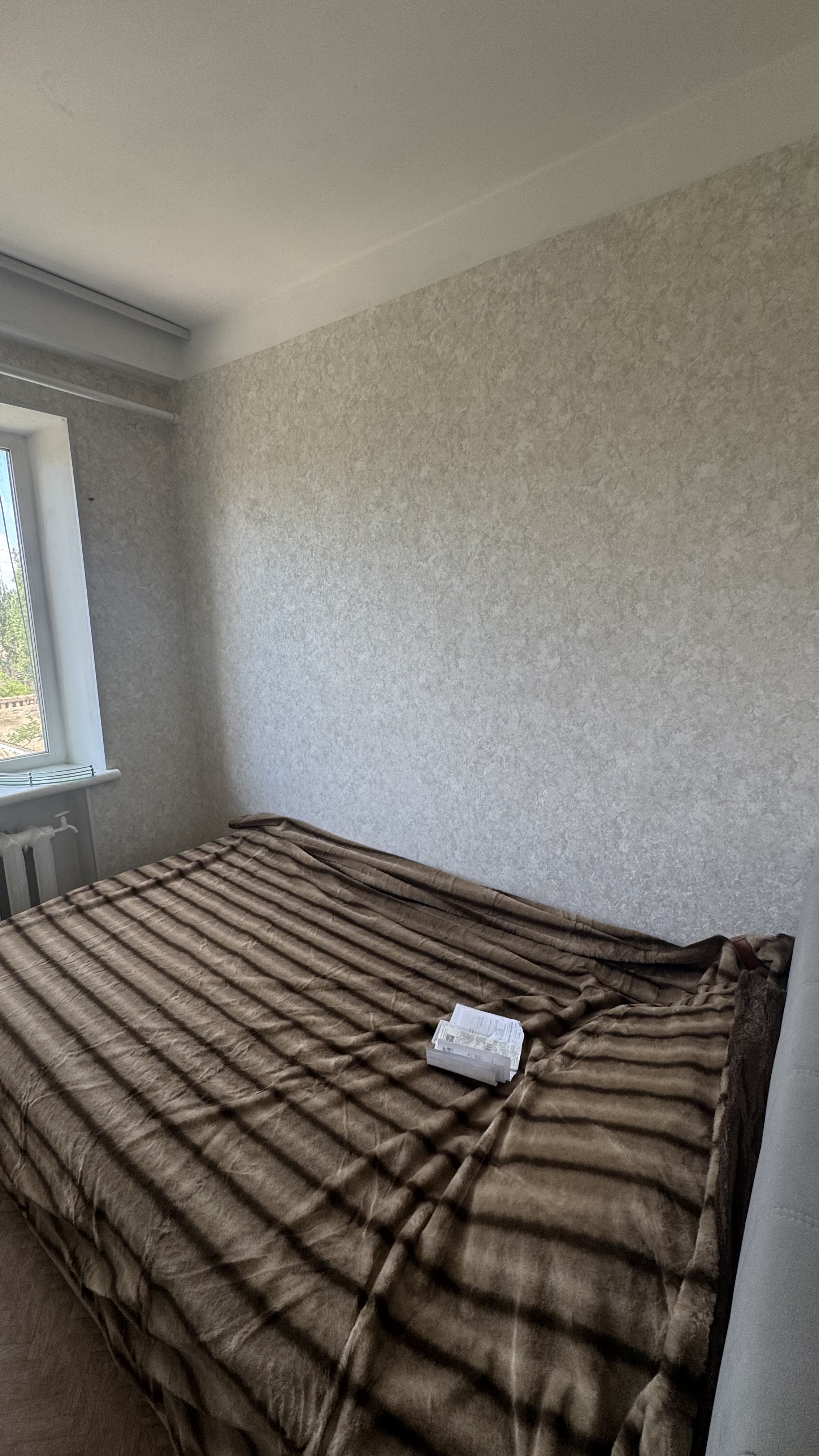 Фото Поклейка вінілових шпалер у кімнаті. Виконано підготовку поверхні, точне стикування полотен та акуратне оформлення кутів. Тривалість робіт — 1 день
