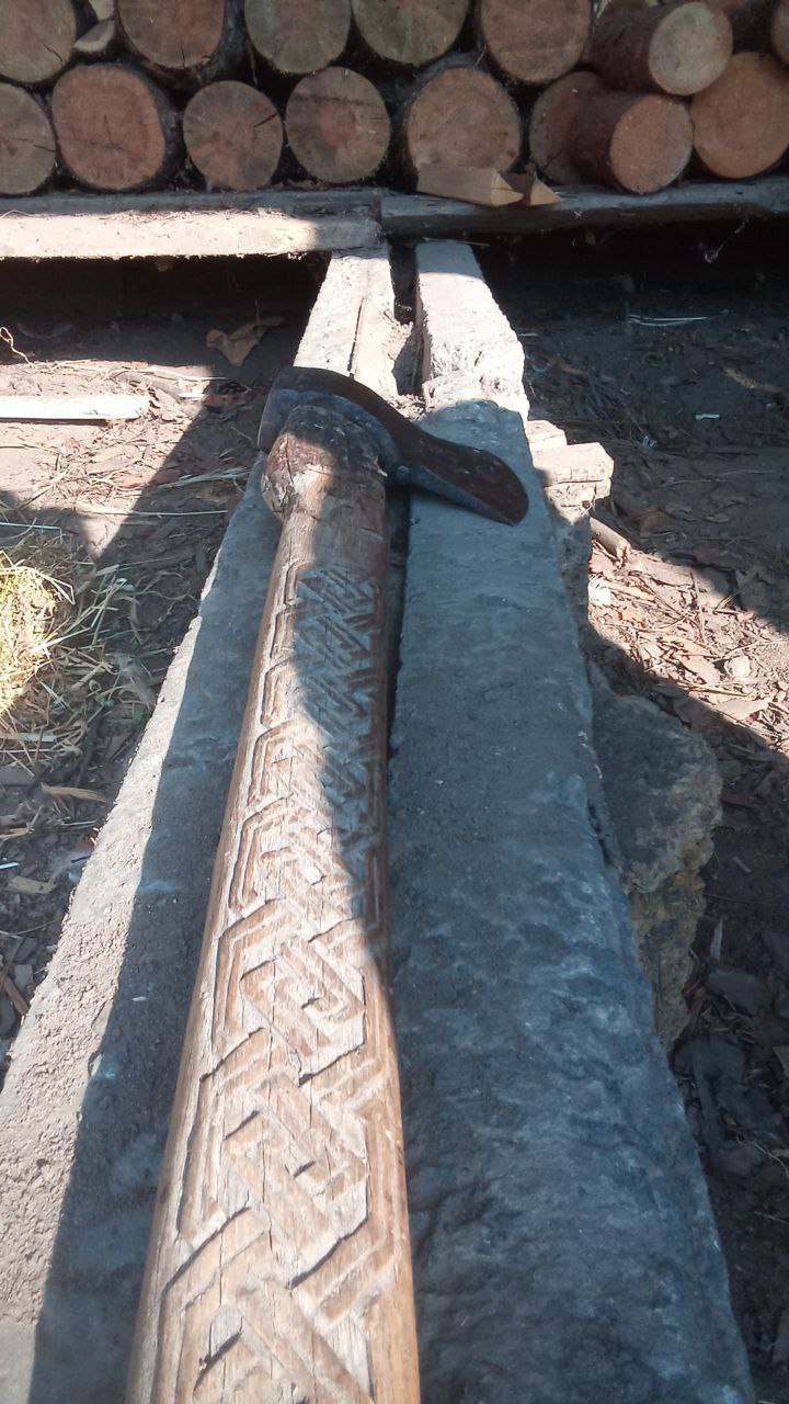 Фото резьба по ореховому топорищу