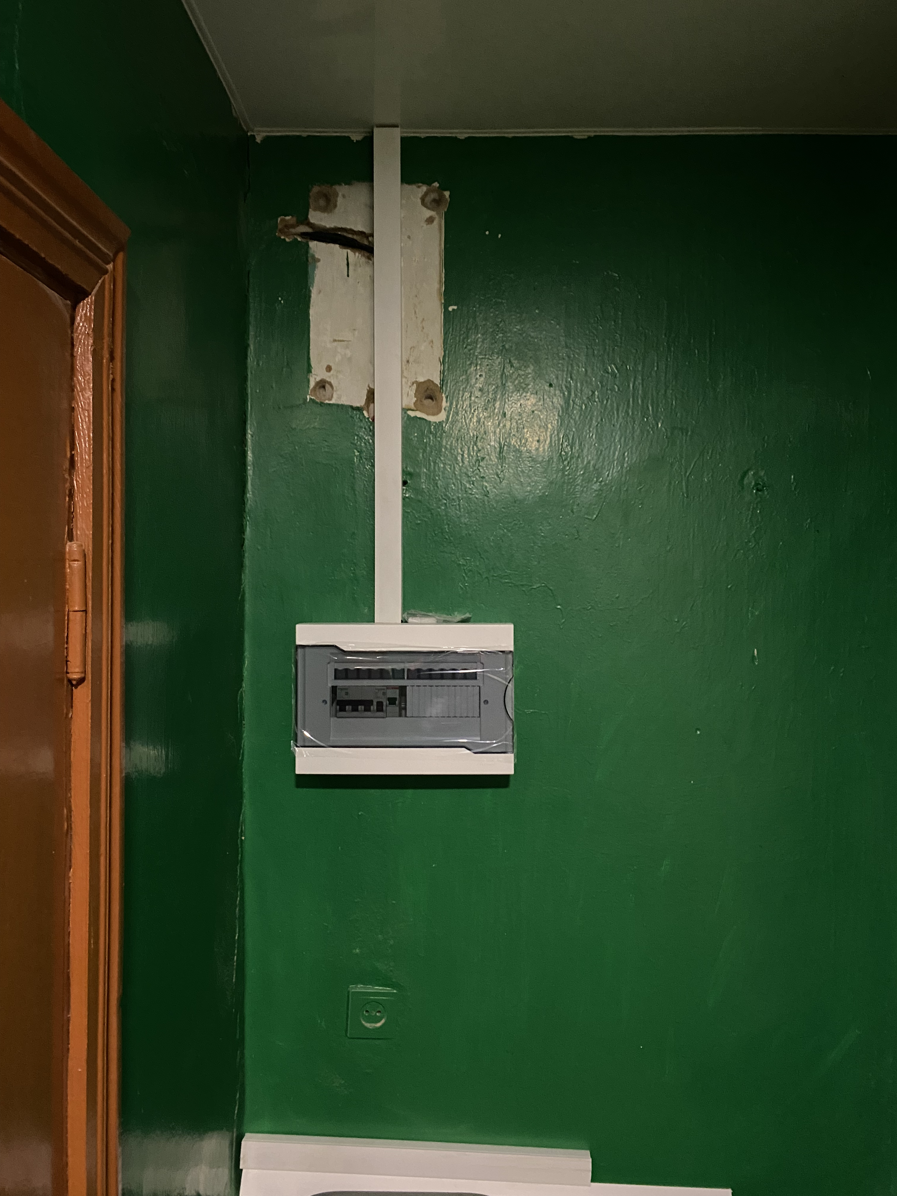 Фото Монтаж ввідного кабелю від лічильника і зібрання електрощита