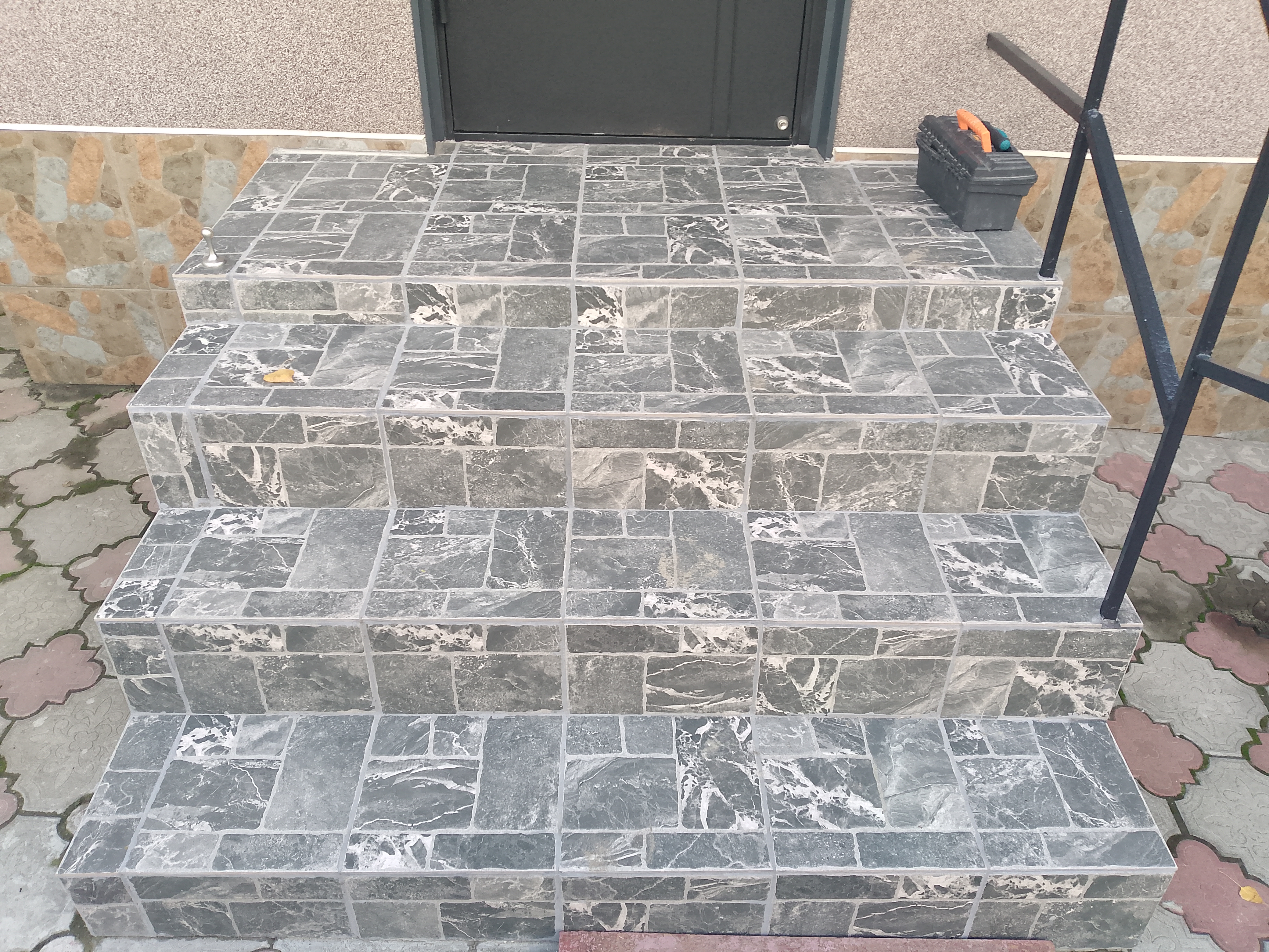 Фото оздоблення сходів керамо-гранітом