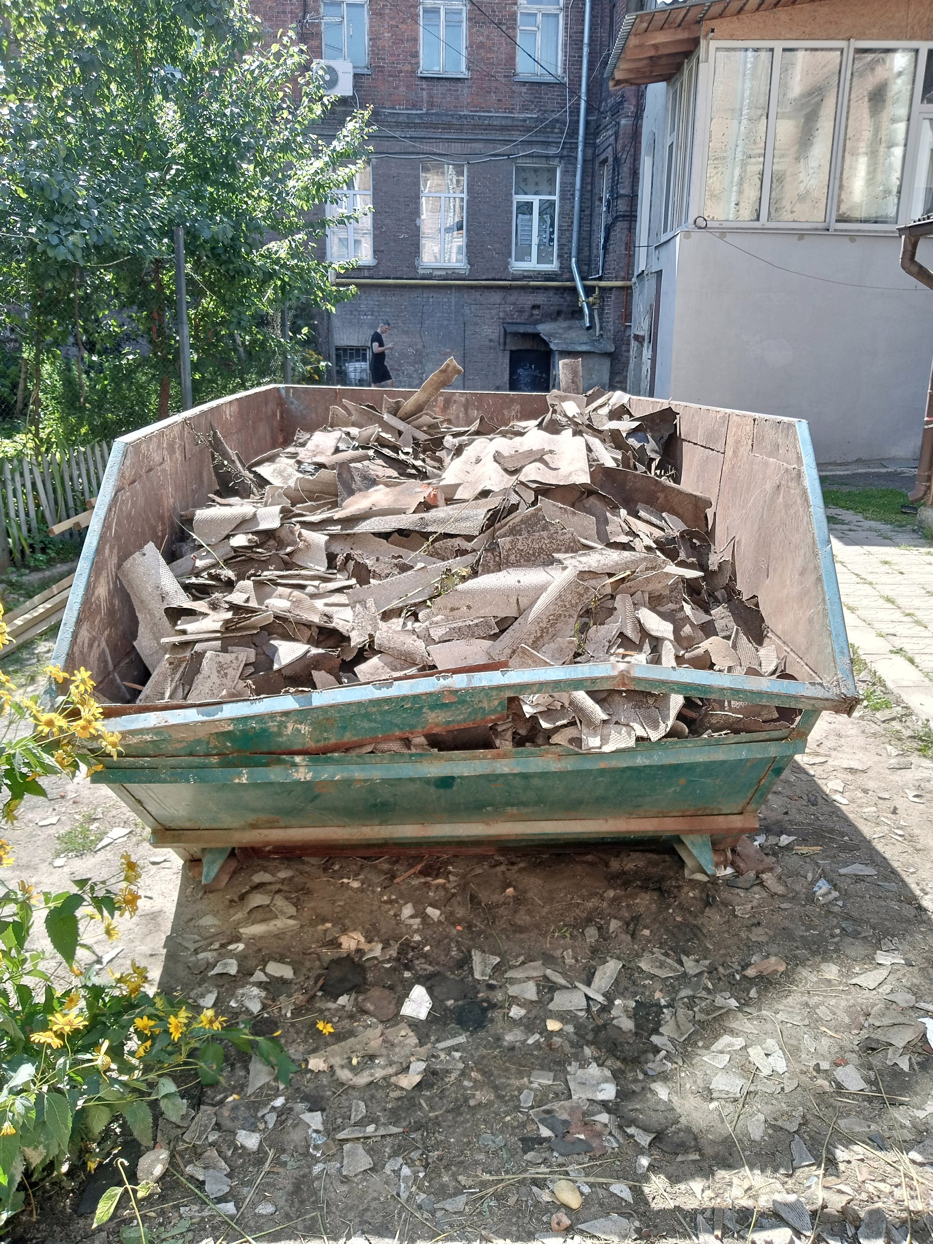 Фото Завантаження лодочки будсміттям лопатою 