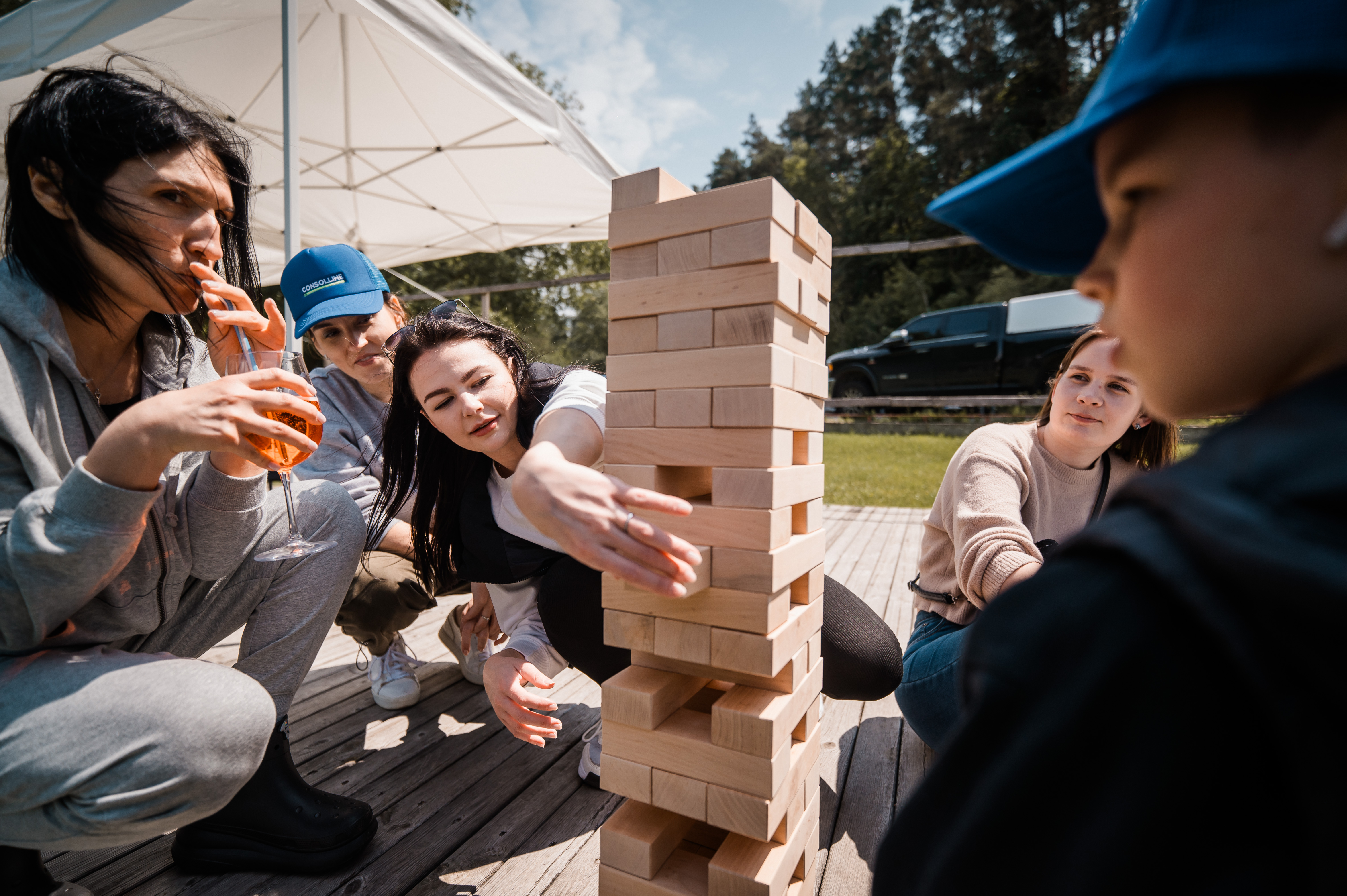 Фото Репортажна зйомка — це мистецтво ловити життя в русі: справжні емоції, живі реакції, події без постановки. Такий стиль показує професіоналізм фотографа у вмінні швидко реагувати, працювати в динамічному середовищі й передавати атмосферу події. Репортажні фото — це не лише документ, а й сильна візуальна історія, що слугує потужною рекламою для подальших проєктів та замовлень.
