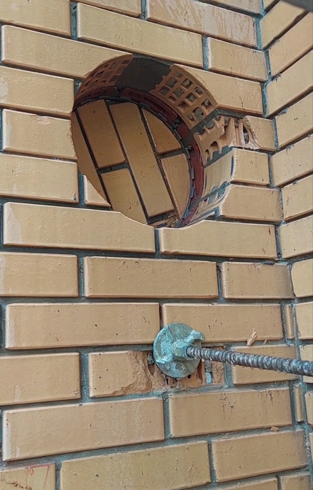 Фото Буріння отвору під димохід 320 мм.                                  