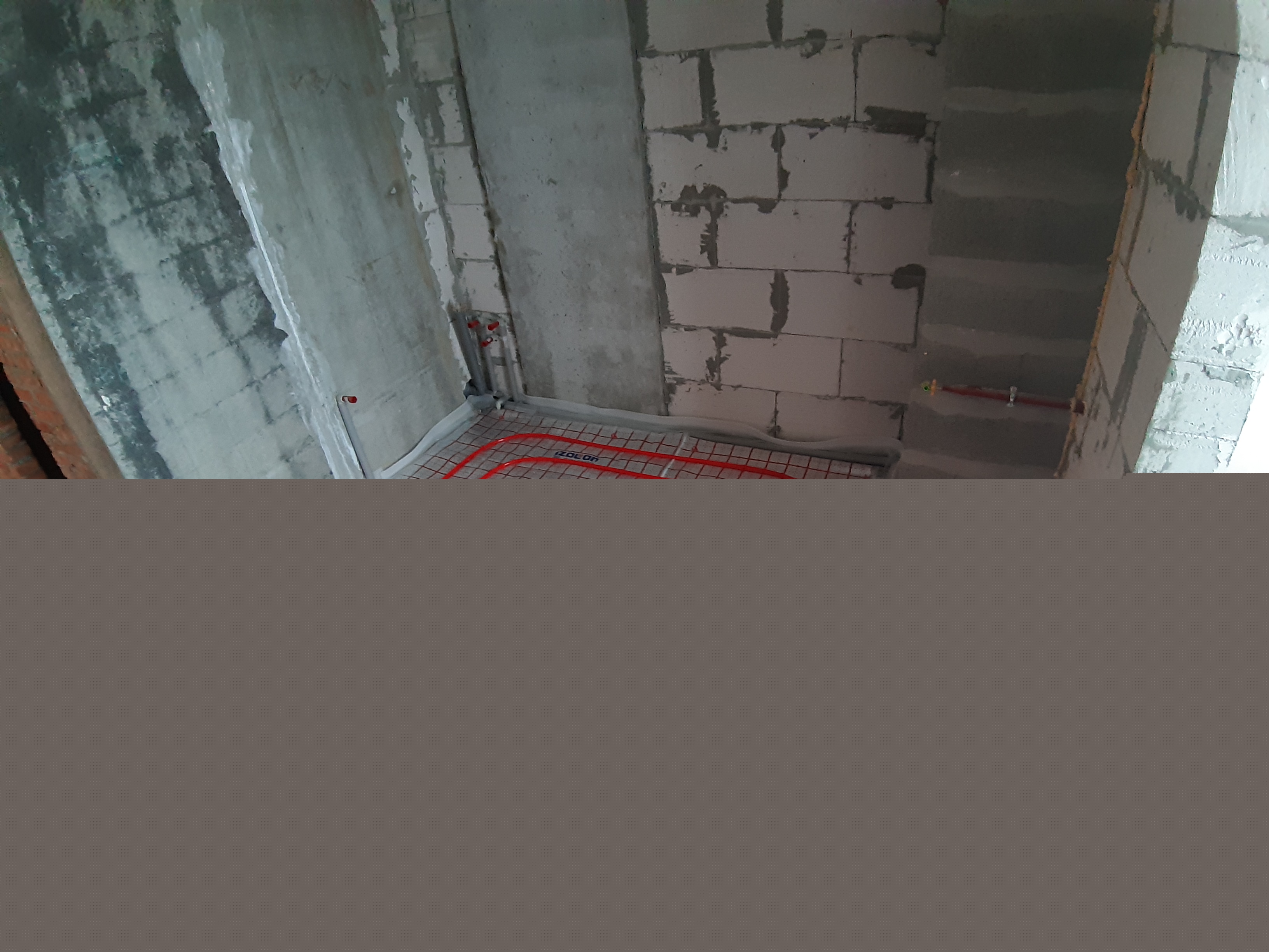 Фото Однокомнатная квартира 34 м2. Обвязка котла, установка фильтра и редуктора давления. Разводка всей сантехники, установка встроенного компакта. Тёплый пол: подготовка основания, поклейка изоляционных матов, подстилка изолон, укладка теплого пола, армирующая сетка и машинная заливка пола. Установка гребенки теплого пола, подключение, проверка и настройка.