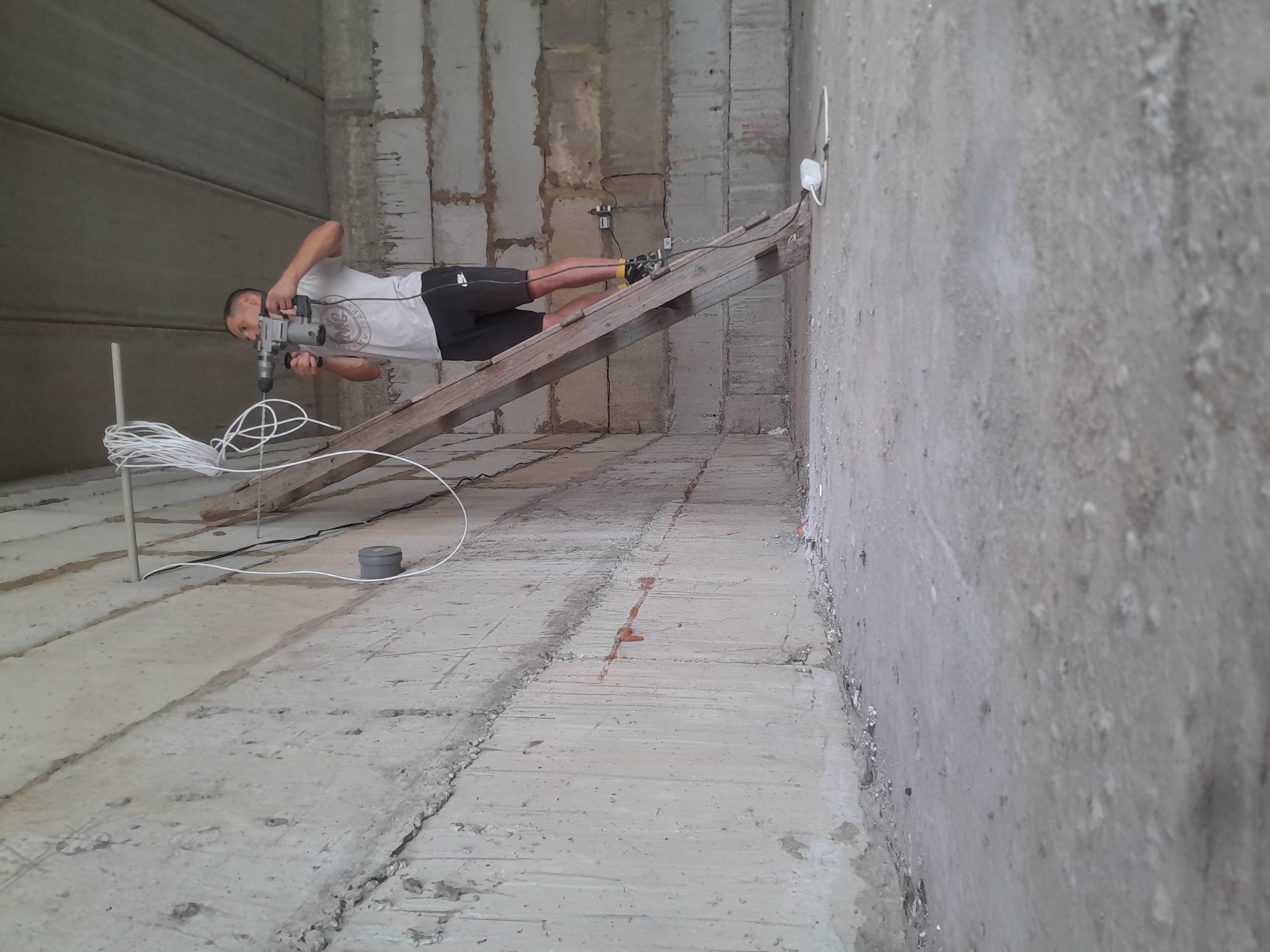 Фото Виконав буріння отвору в фундаментному блоці під електро проводки.