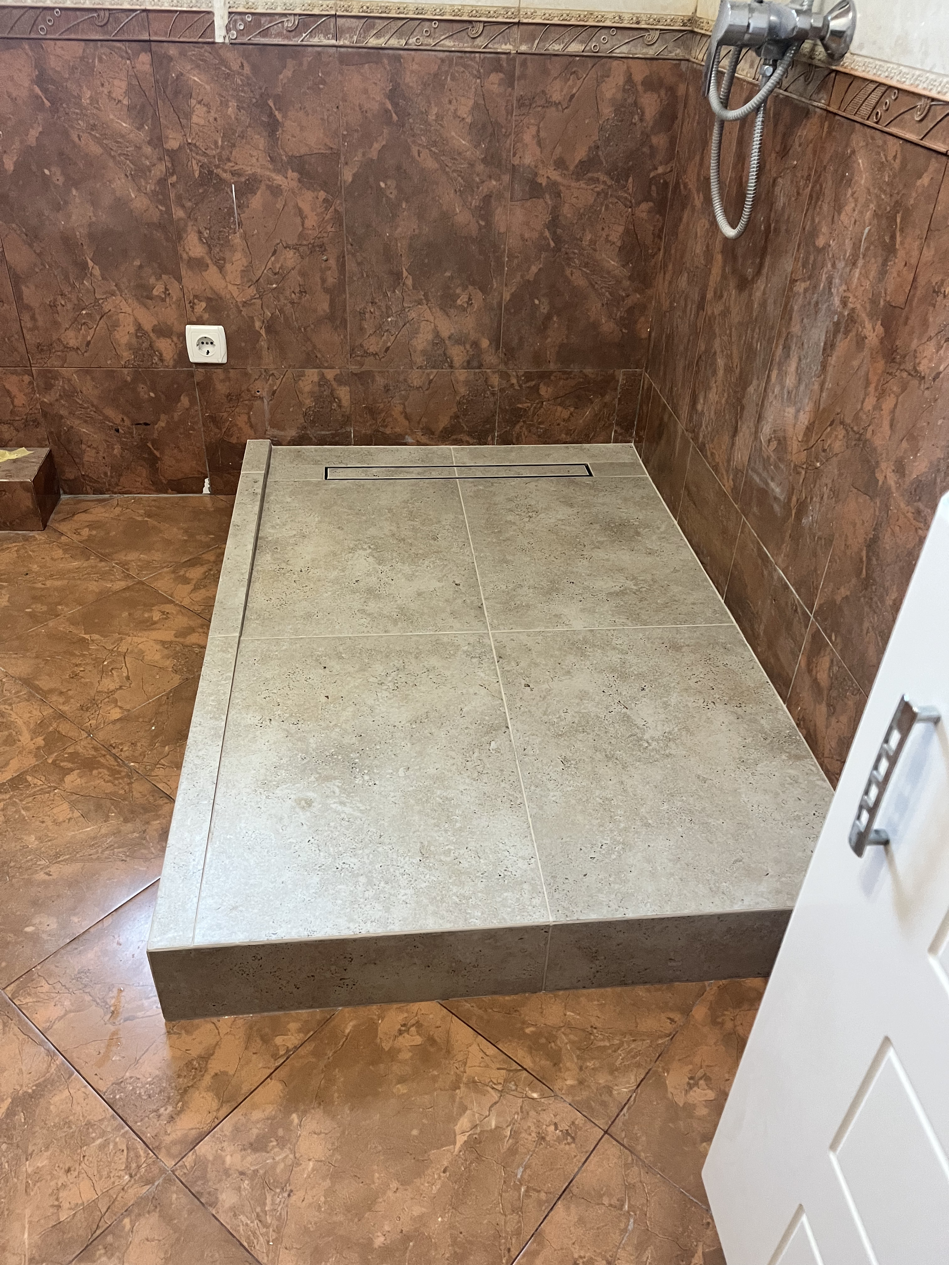 Фото Встановлення трапу, мурування душового піддону та облицювання його плиткою.