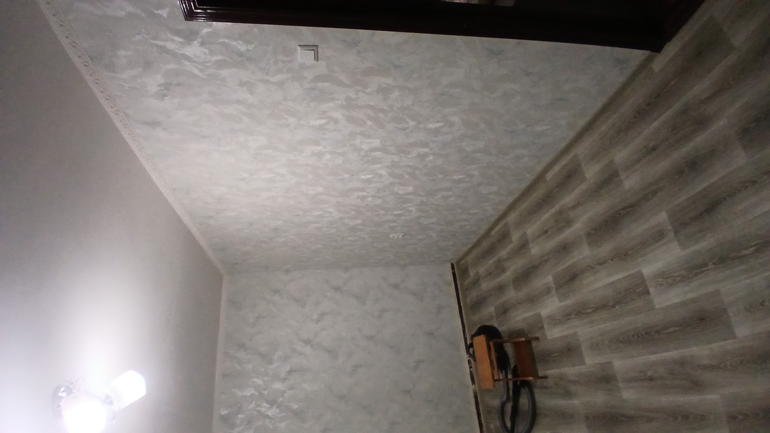 Фото поклейка обоив.