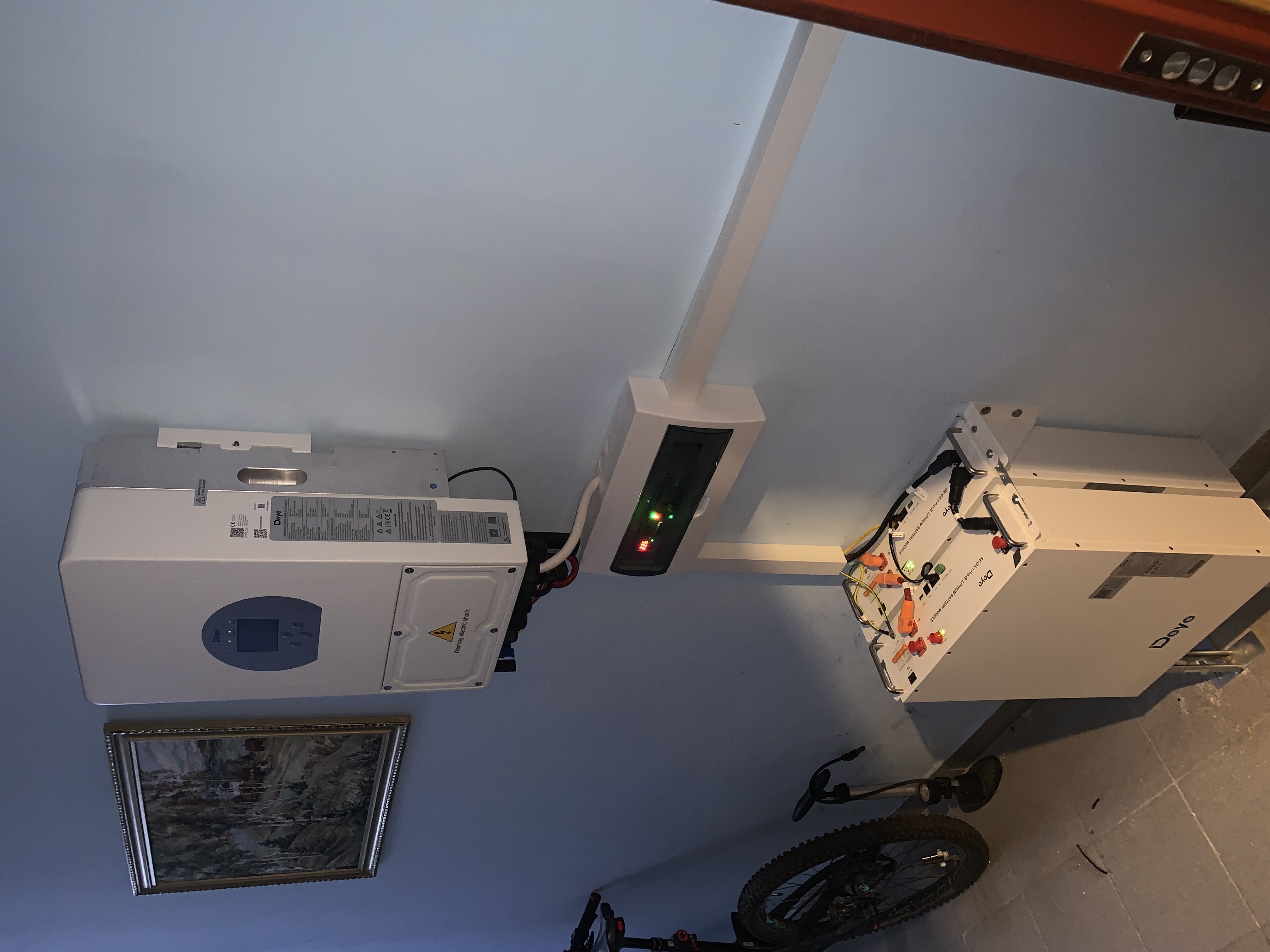 Фото Deye 6kw + 2 батареї по 5