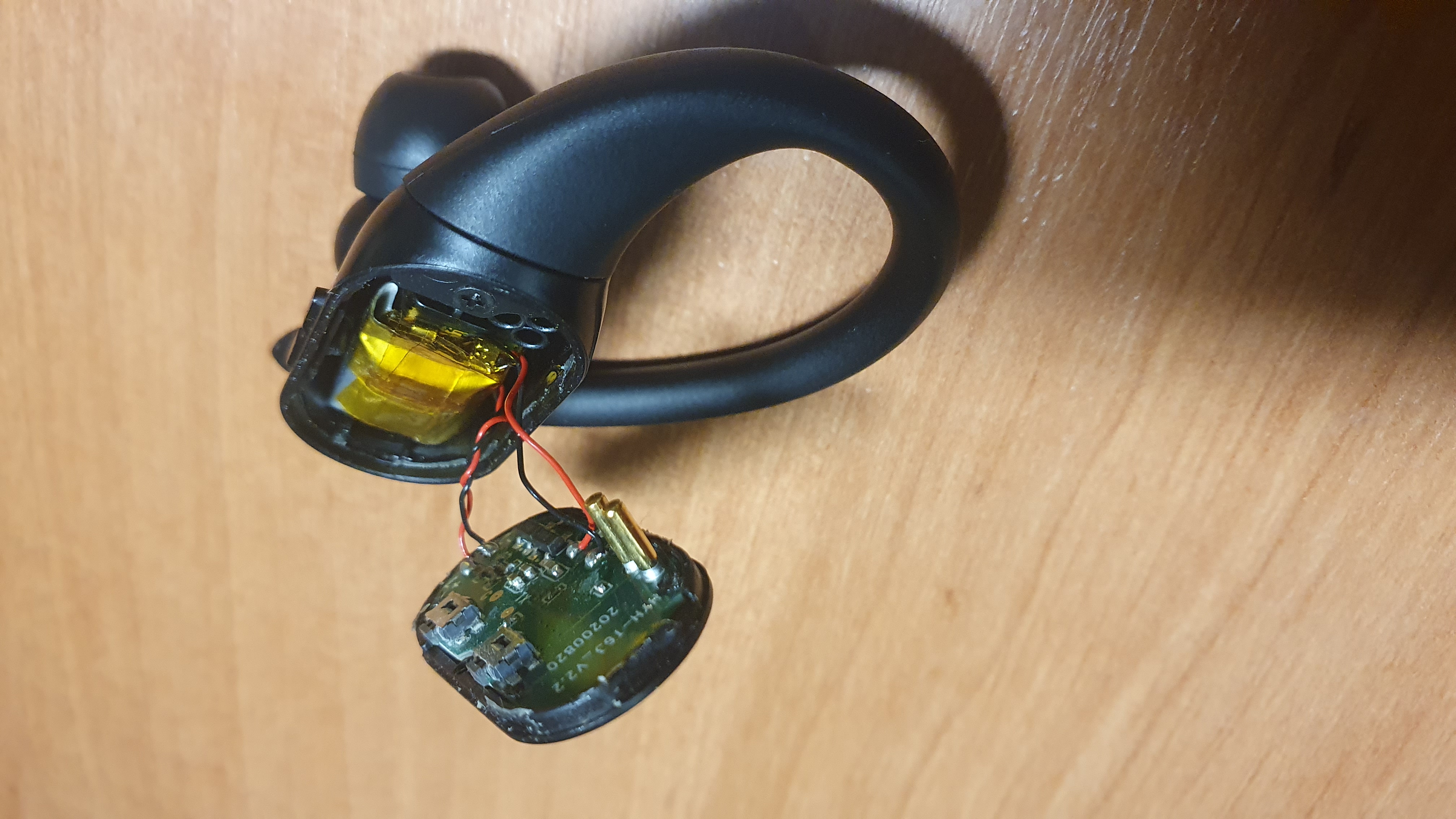 Фото заміна акумулятора в навушниках Bluetooth 