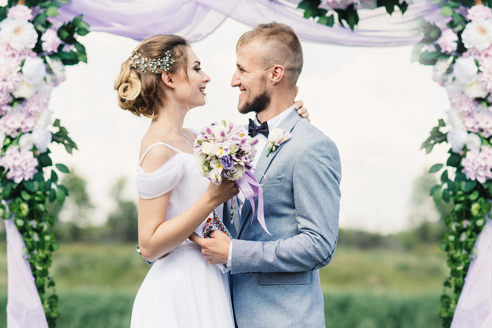 Фото Виконую професійну весільну фотозйомку, включаючи красиву макрозйомку важливих дрібниць: обручок, букета, декору.