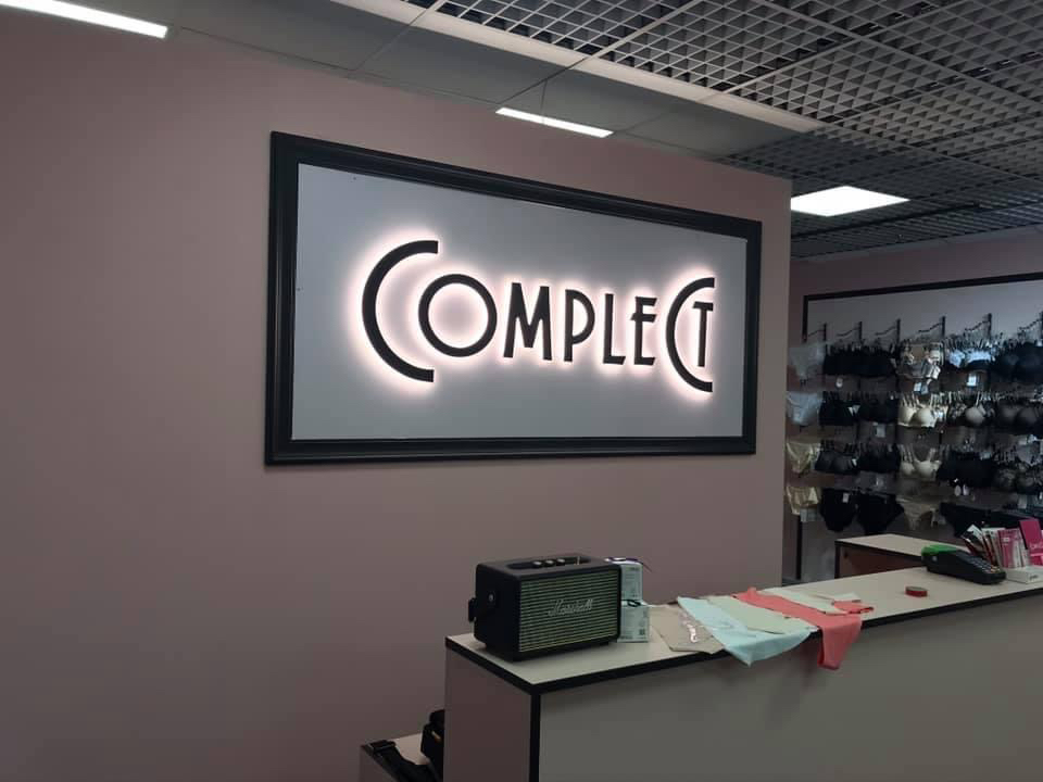 Фото вивіска магазину 