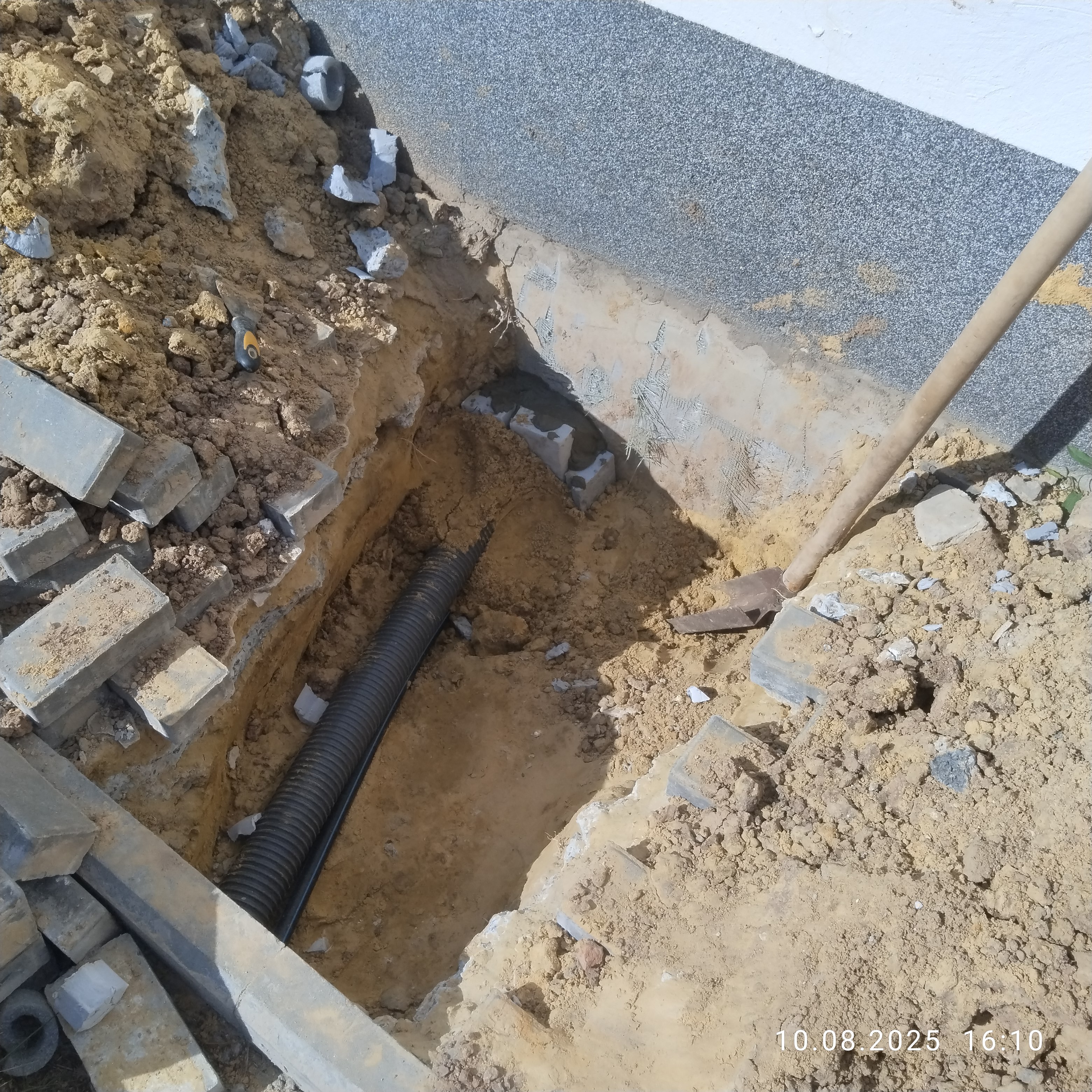 Фото установка стовбчика під щіток для зарядки єлектрокара 