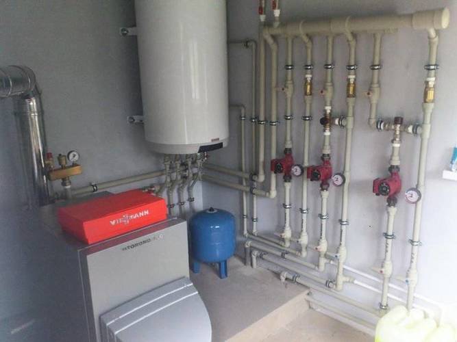 Фото Данная котельная выполнена на базе VIESSMANN, с бойлером косвенного нагрева Drazice и раздельной разводкой контуров отопления ( радиаторы, теплые полы)