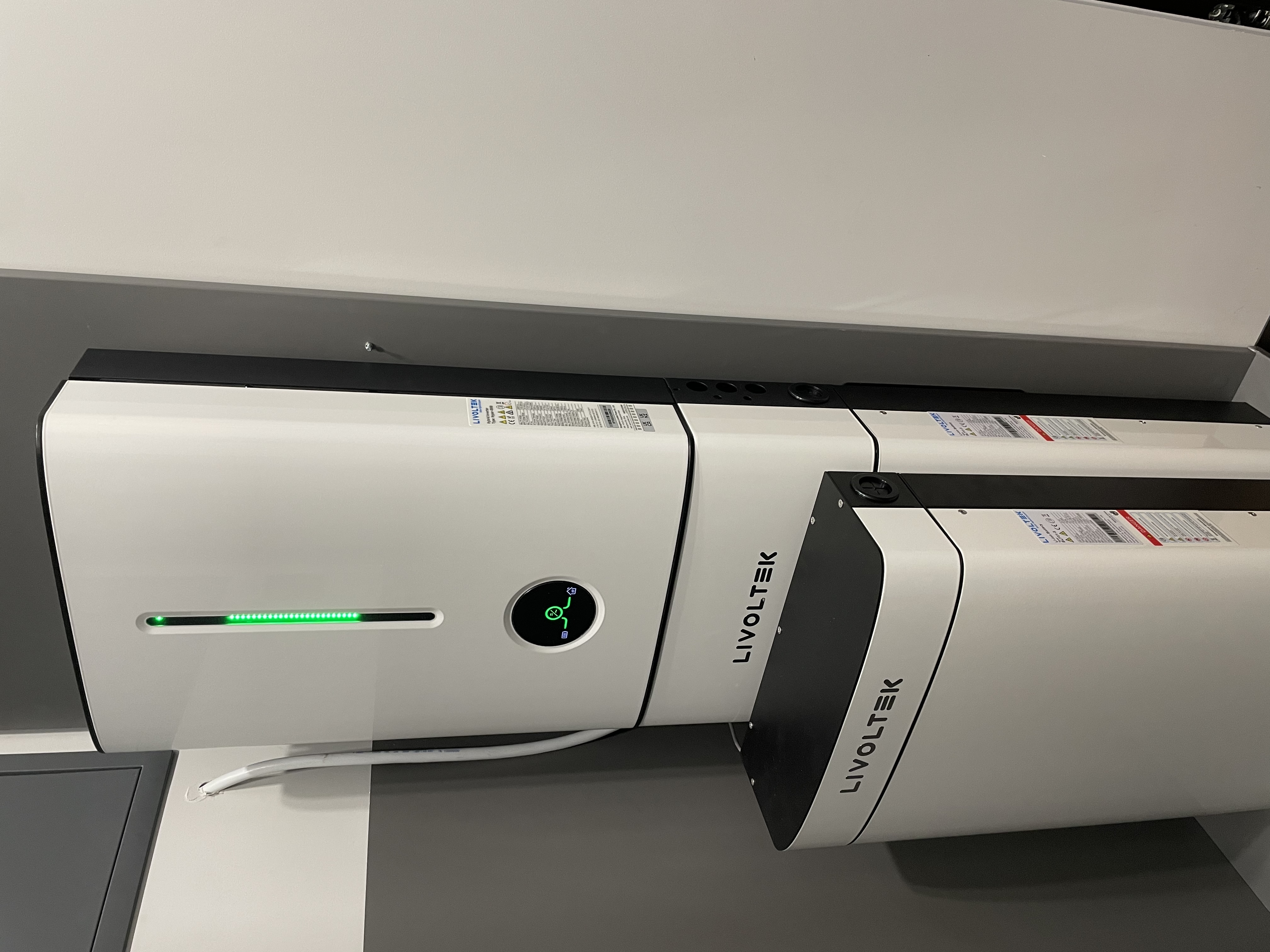 Фото Варіанти розміщення та загальний вигляд систем Livoltek 5 кВт + 5 кВт/г та 5 кВт + 10 кВт/г. Доволі легко вписати майже у будь-який інтерьер.