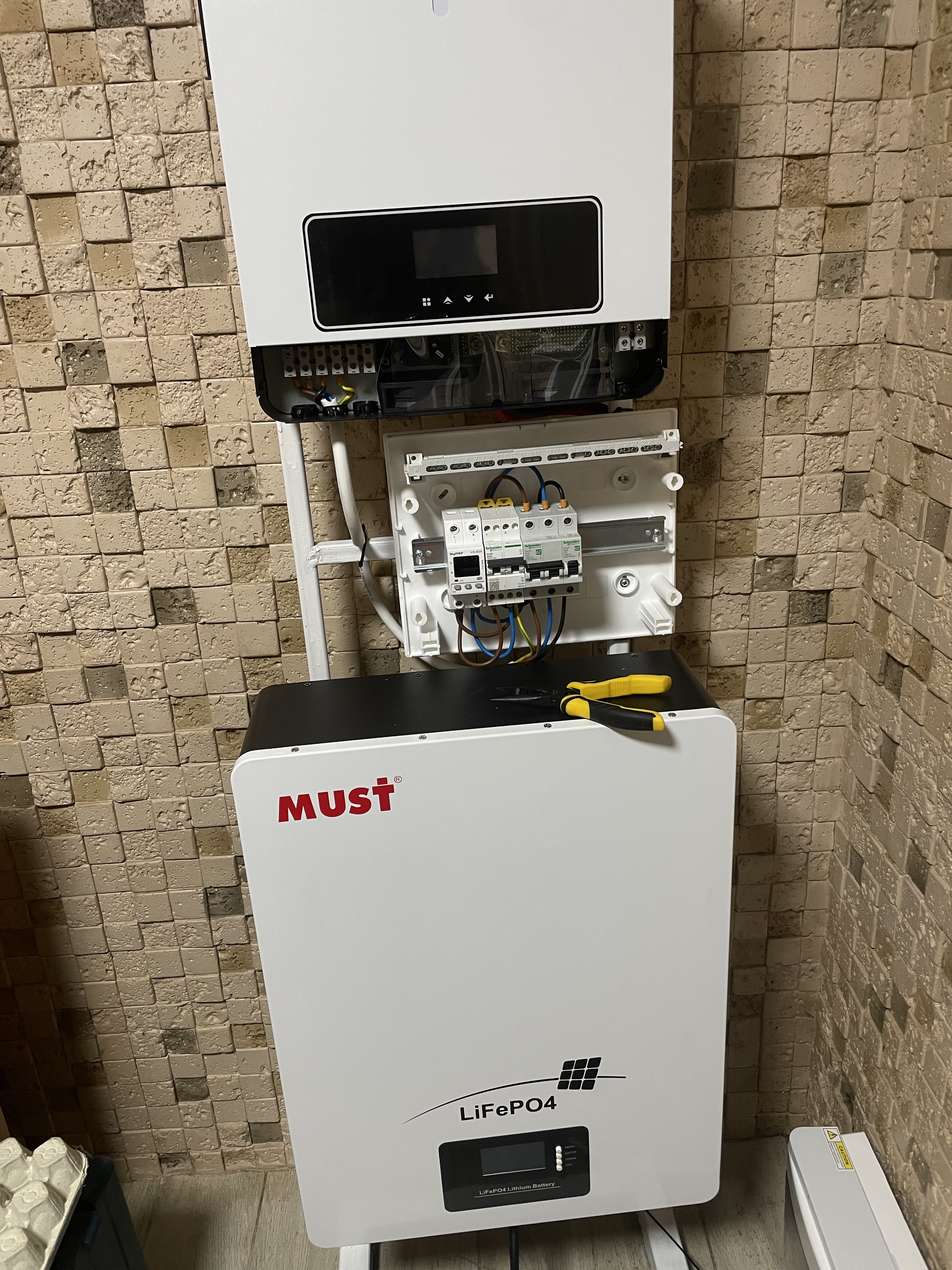 Фото монтаж інвертора 