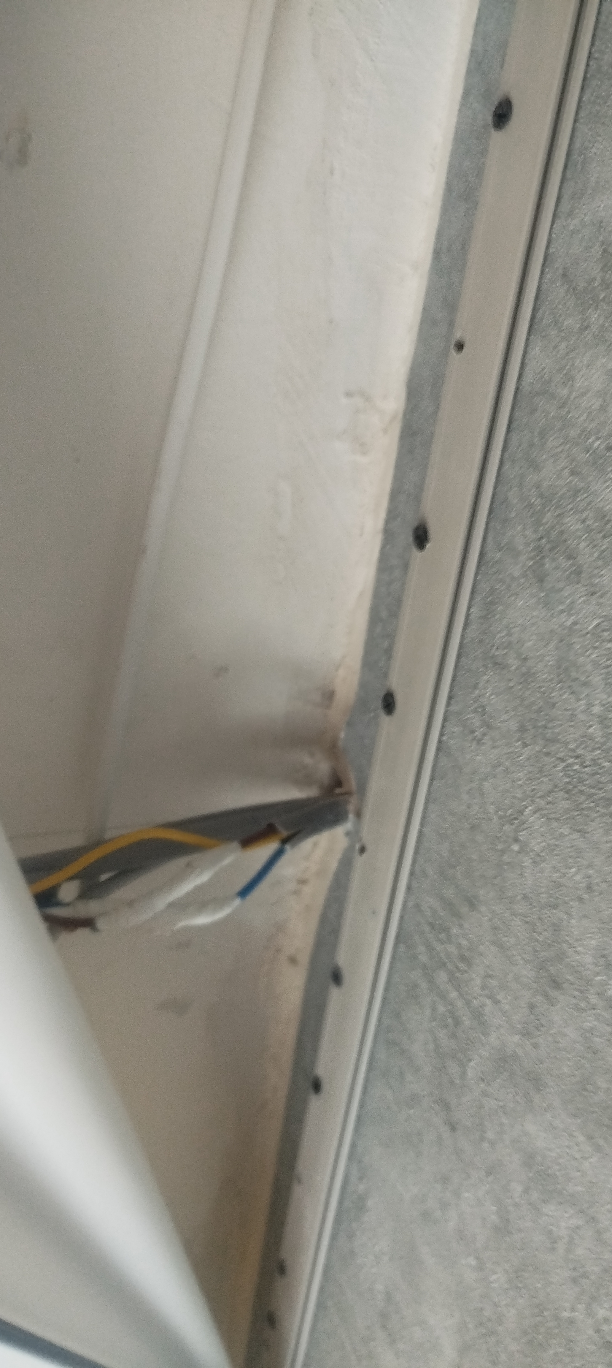 Фото Було проведено роботу з підключенням кабелю для підсвітки шафи . З акуратним демонтажем натяжної стелі. А потім все повернув назад як було. Робота виконана  акуратно 