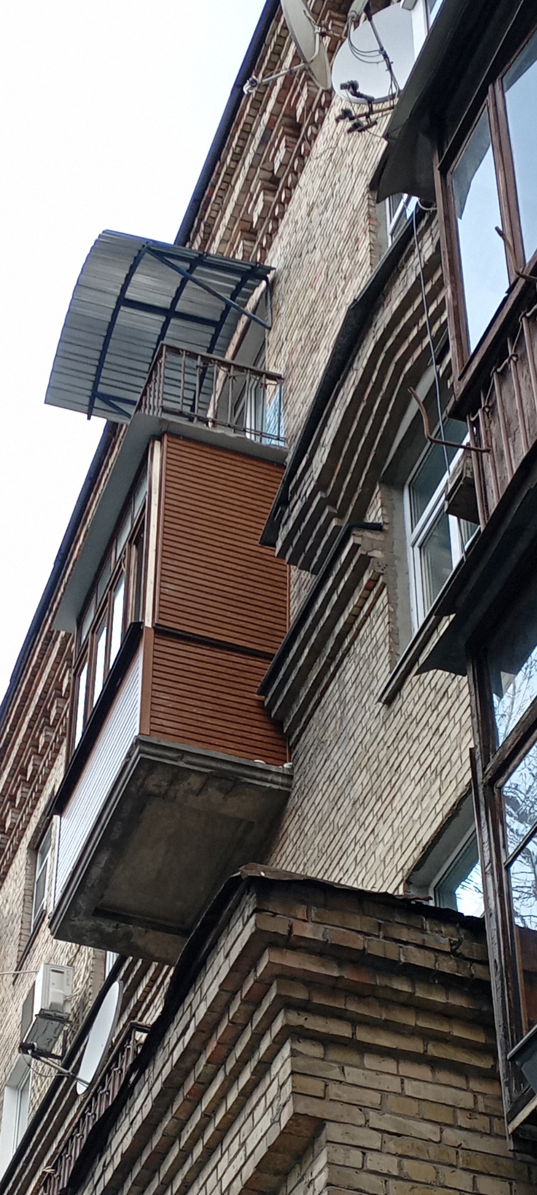 Фото Обшивка балкона сайдінгом із за іншою соцільної криші на даху балкона 