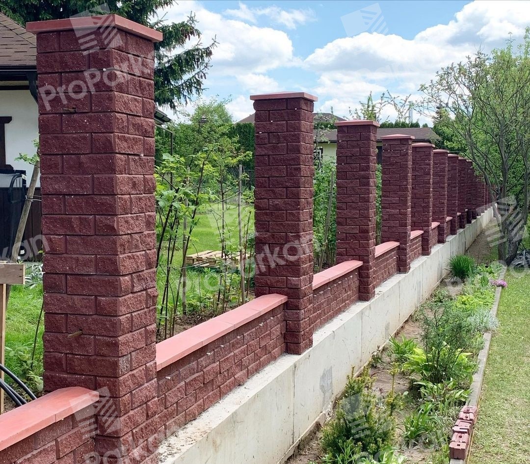 Фото Паркан з клінкерних стовпів, клінкерна цегла 
