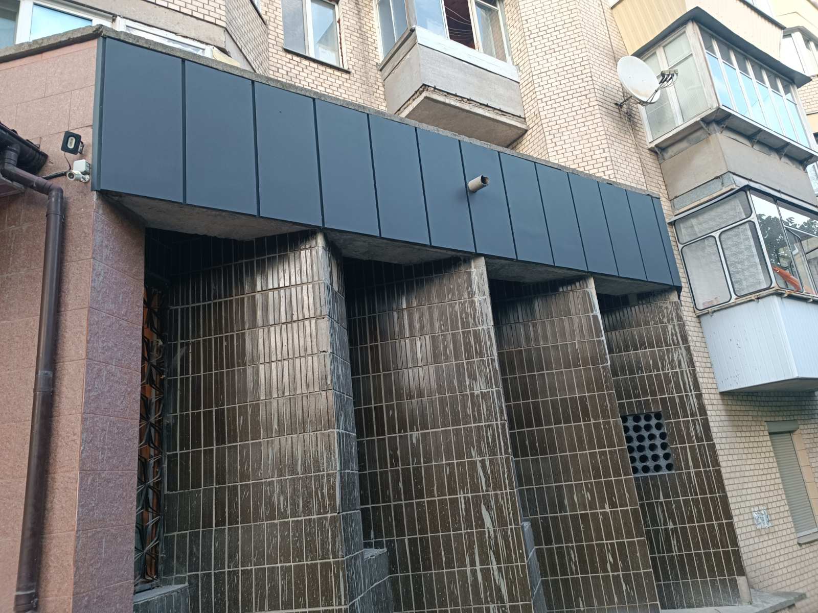 Фото Оздоблення піддашків, терас, фасадів, димарів, парапетів металевими панелями, сайдингом 4