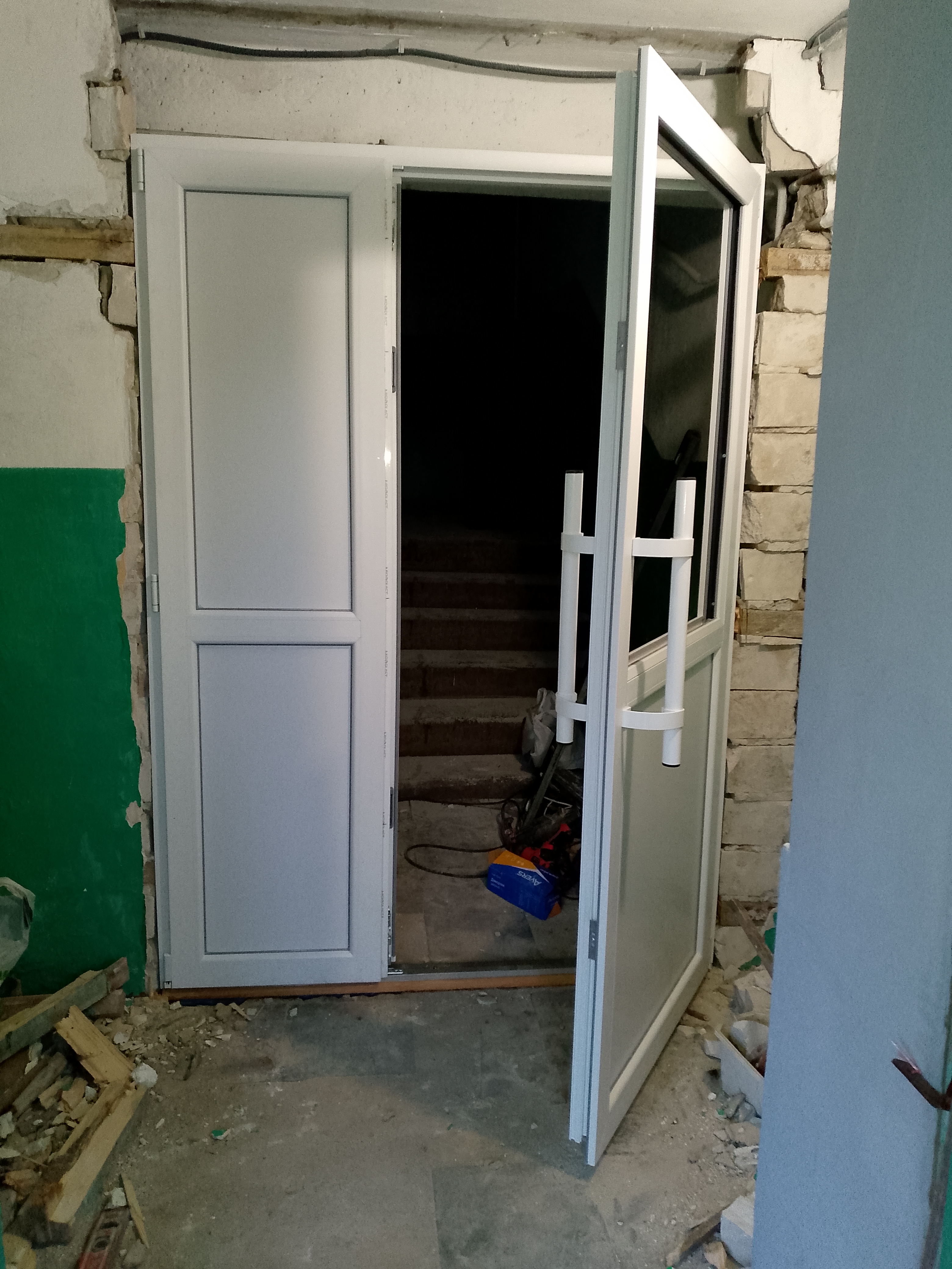 Фото встановлення металопластикових дверей 