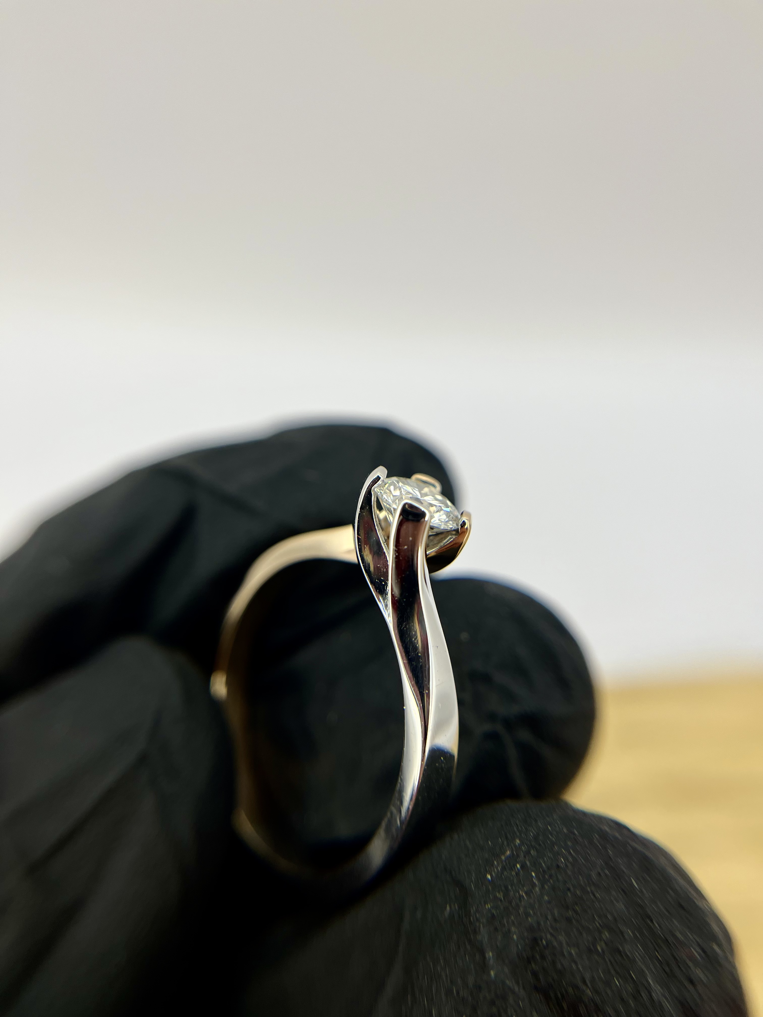 Фото золота каблучка , червоне та біле золото з діамантом 0.5ct 
