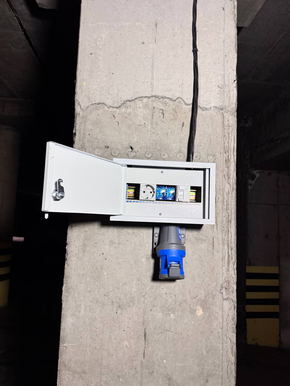 Фото прокладання кабелю від лічильника на восьмому поверсі до підземного паркінгу та встановлення зарядки 32А для автомобілів 