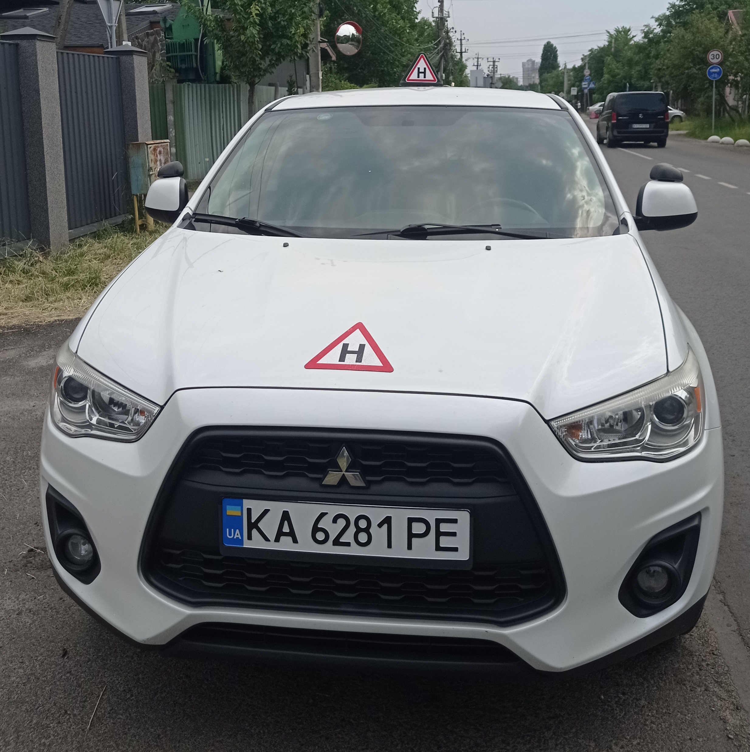 Фото Пропоную уроки водіння автомобіля.
Автомобіль: Mitsubishi ASX, механічна коробка передач, сертифіковані дублюючі педалі. 
Інструктор: педагогічна освіта, досвід роботи в автошколі з 1999 року, робота каскадером в кіно - 39 років. 
Підготовка до іспиту, рух по місту, паркування, контр-аварійне водіння, адаптація до вашого автомобіля. Можливі заняття на вашому автомобілі при наявності водійського посвідчення.
Ви отримуєте: навички безпечного, впевненого,  керування автомобілем в будь-яких ситуаціях.
Вартість: лівий берег - від900 грн/година, правий берег - за домовленістю.
Буду радий зустрічі з Вами.
Сергій.