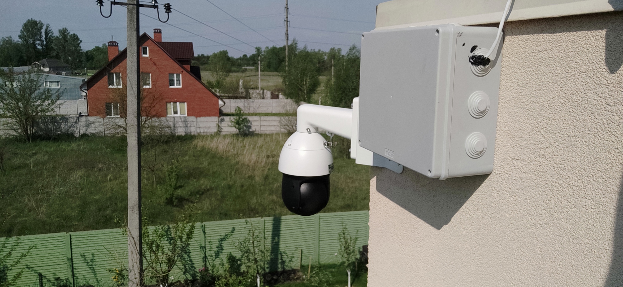 Фото Видеонаблюдение для частного дома с помощбю управляемой роботизированной камеры.