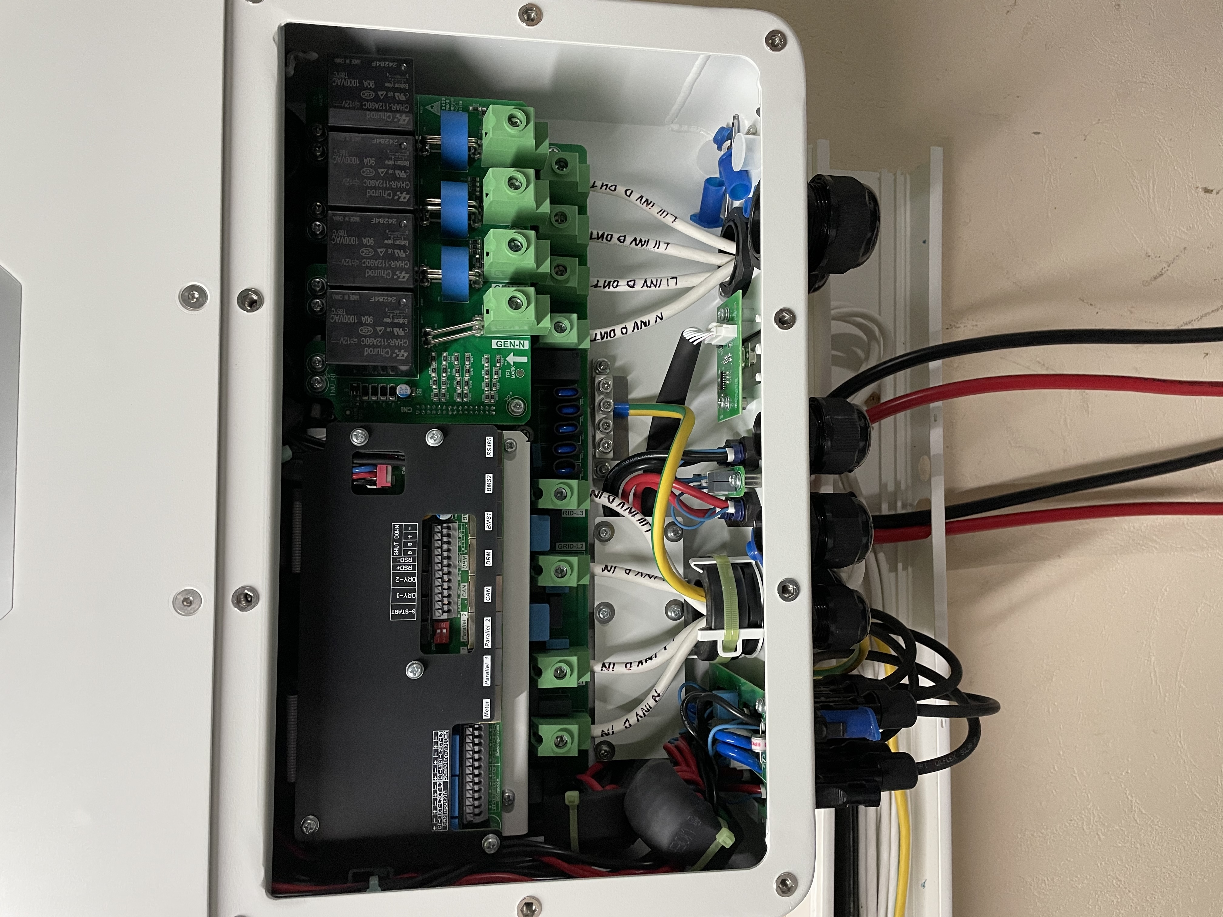 Фото Моменти інсталяції Deye 20 kW HV + Dyness STACK100-4. Працює в парі із мережевим Fronius 10 kW, модернізація станції + підняття потужності до 30 кВт, максимум для домогосподарства під зелений тариф. Під ключ.