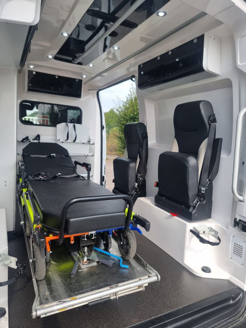 Фото Перевезення хворих по Україні та по Європі 1