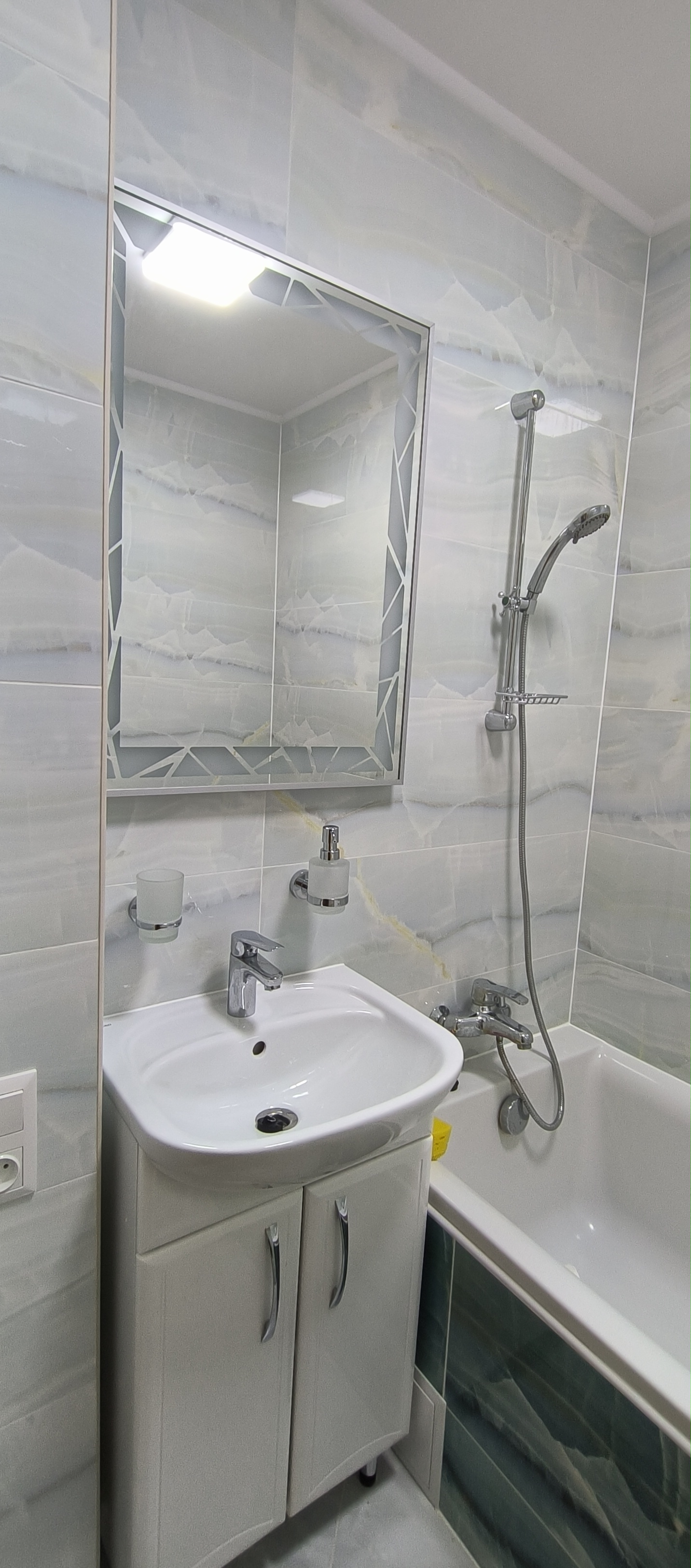 Фото плитка, сантехніка, електрика