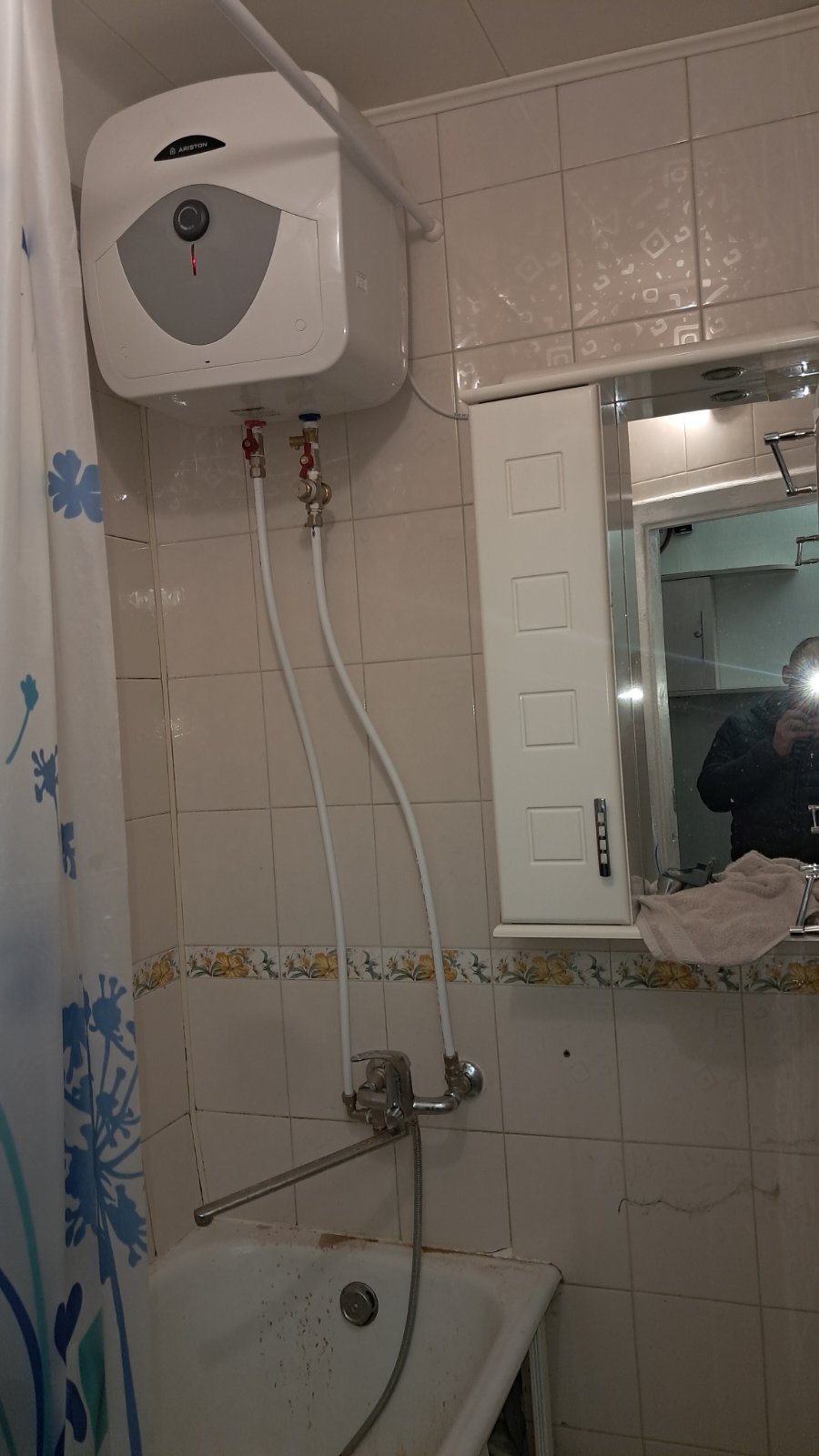 Фото Над ванною.