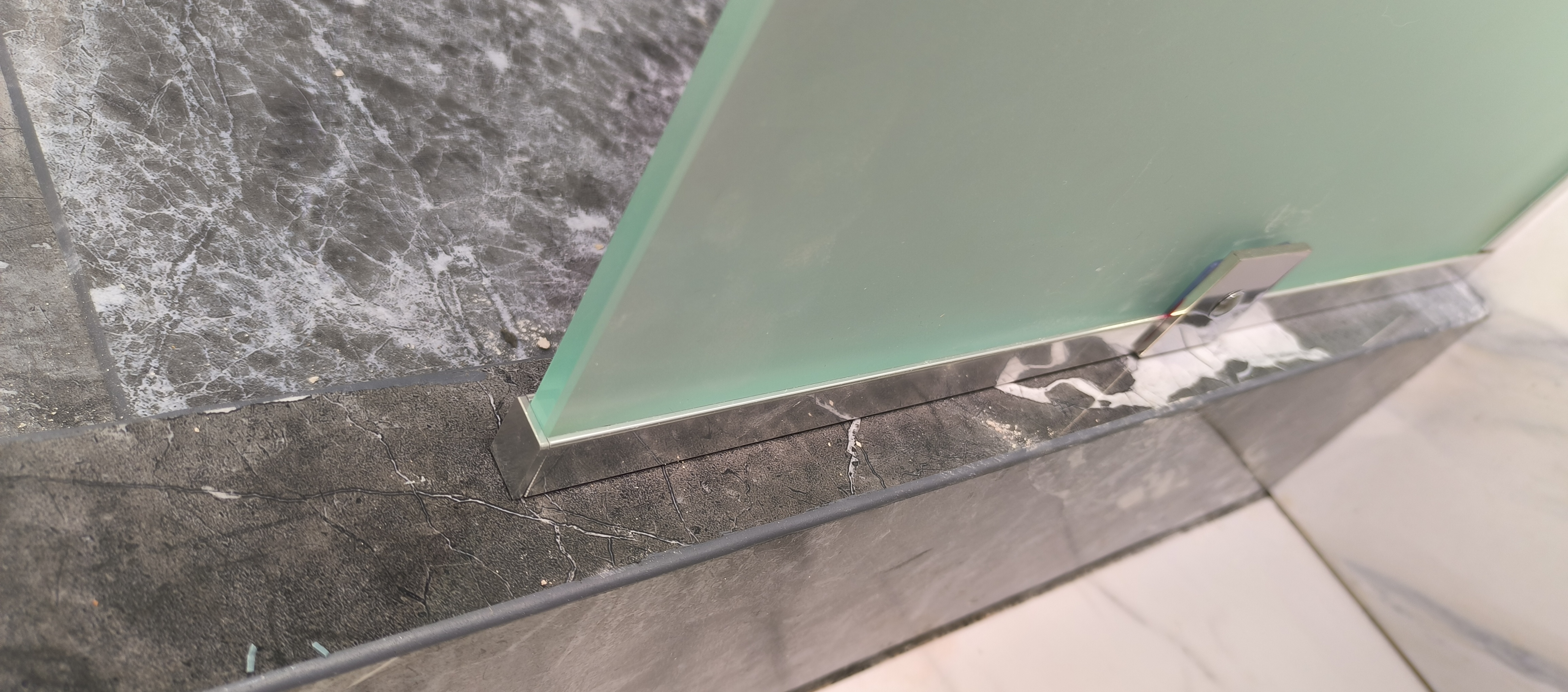 Фото монтаж скляних перегородок,кабін, ніш. плиточні роботи, сантехніка та інше...