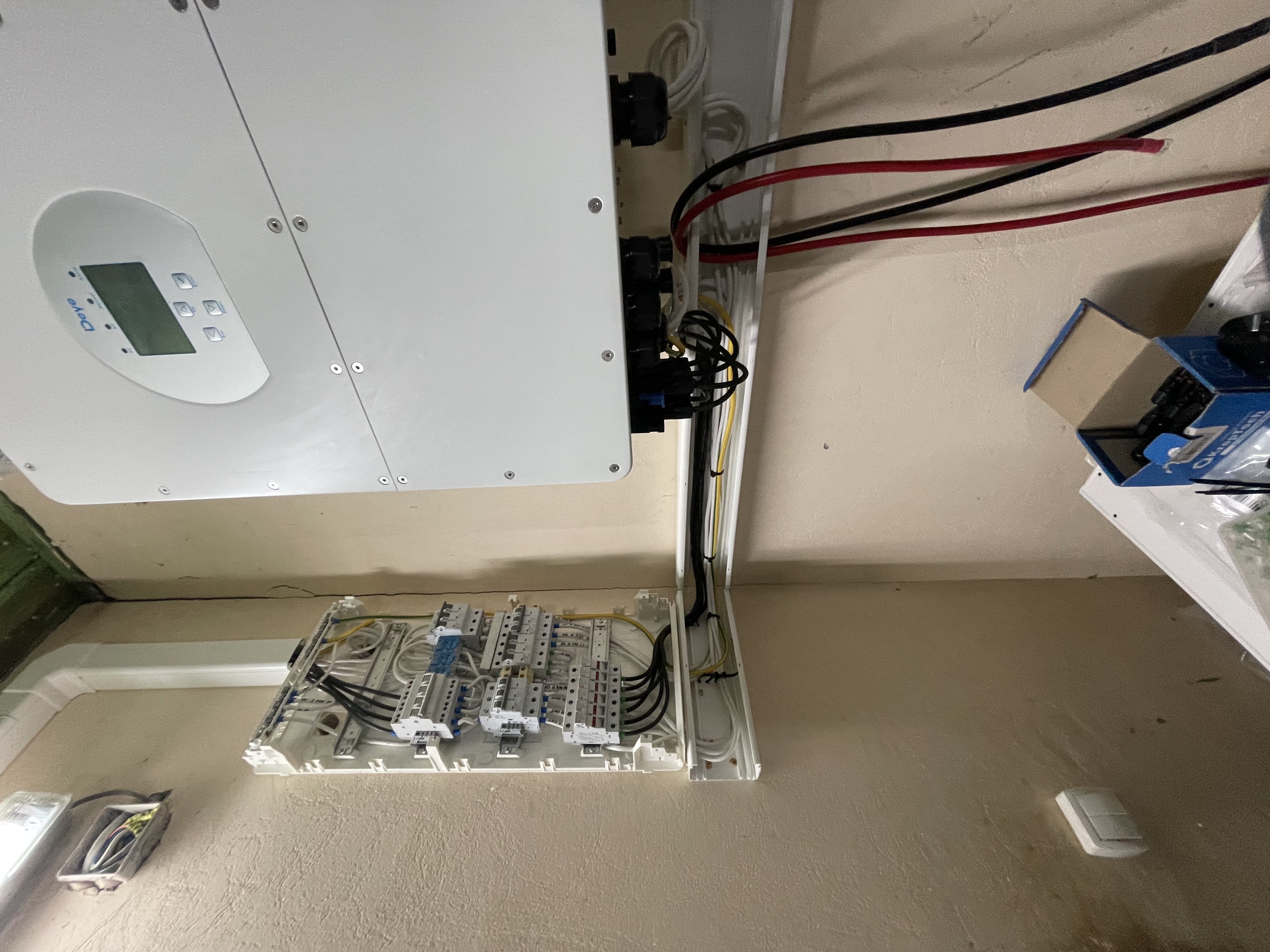 Фото Моменти інсталяції Deye 20 kW HV + Dyness STACK100-4. Працює в парі із мережевим Fronius 10 kW, модернізація станції + підняття потужності до 30 кВт, максимум для домогосподарства під зелений тариф. Під ключ.