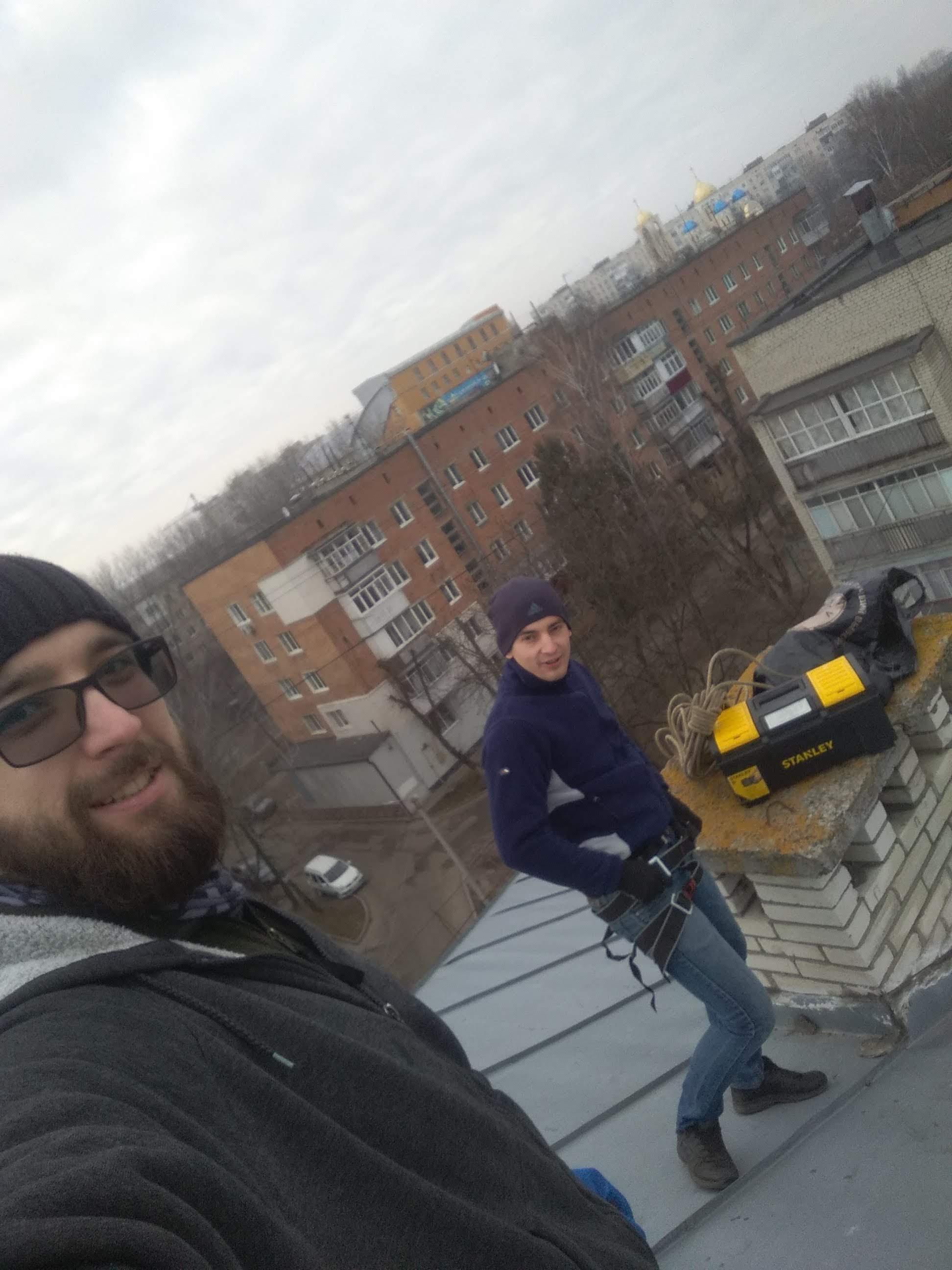 Фото Монтаж зовнішнього блоку спліт-системи на фасаді багатоповерхівки.