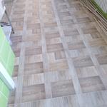 Выполню укладку плитки.