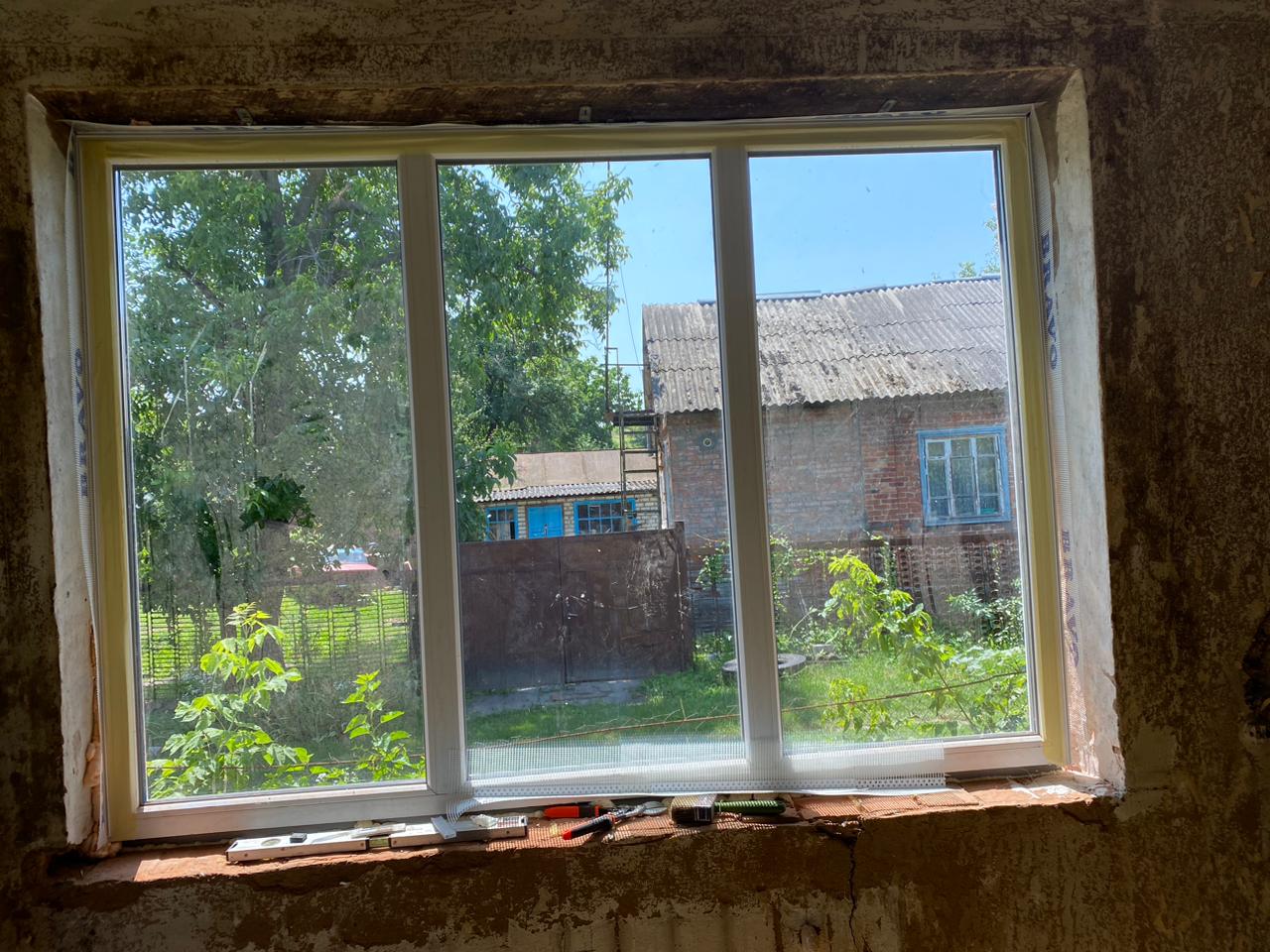 Фото підготовка вікна під гіпсову штукатурку, поклейка при віконного профілю 