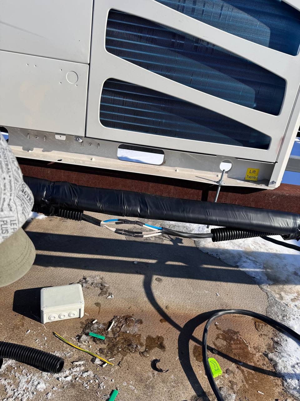 Фото з'єднання силового кабелю за допомогою гільз та гідравлічного преса