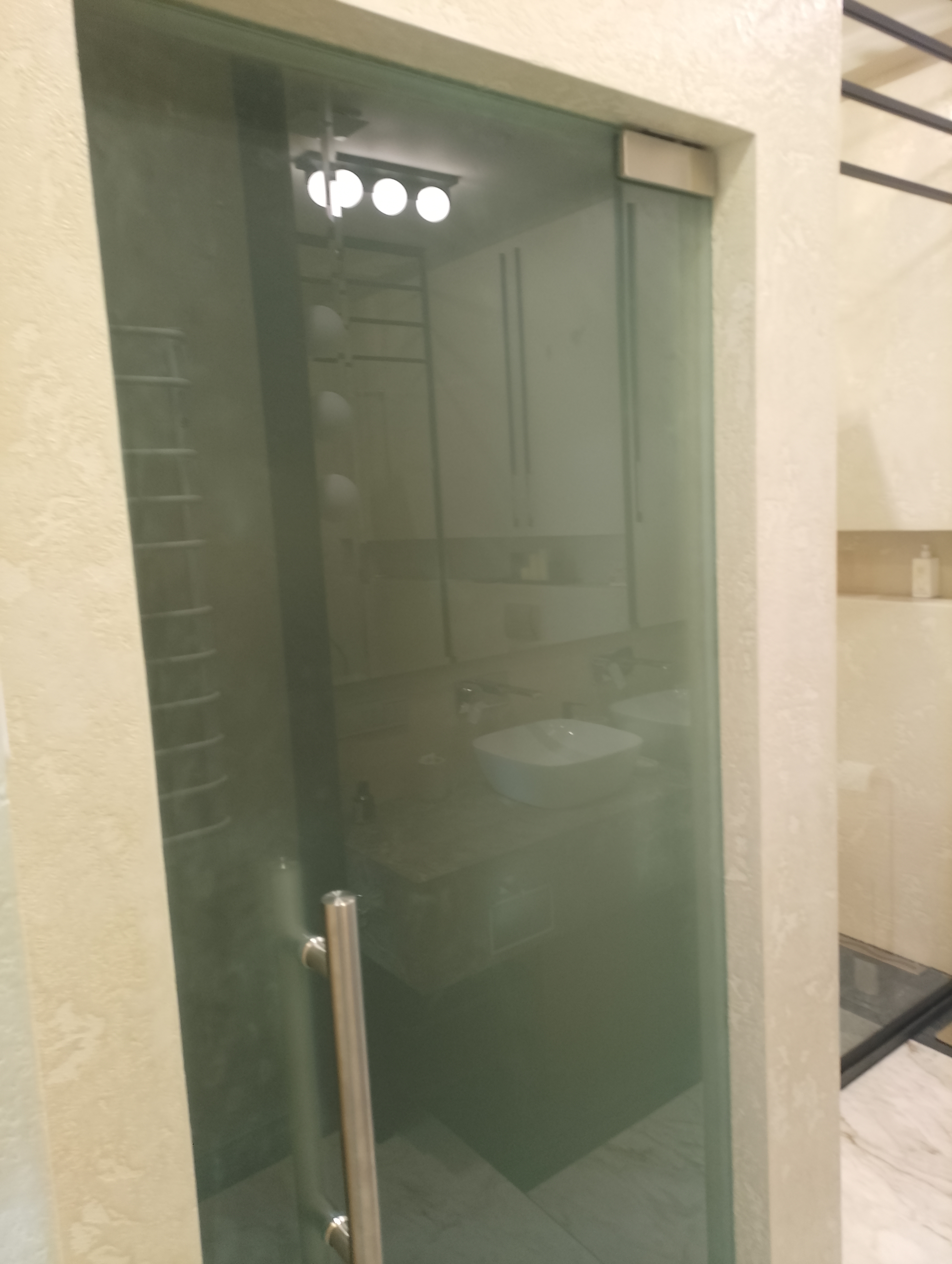 Фото Маятникові скляні двері із вбудованим у підлогу дотягувачем